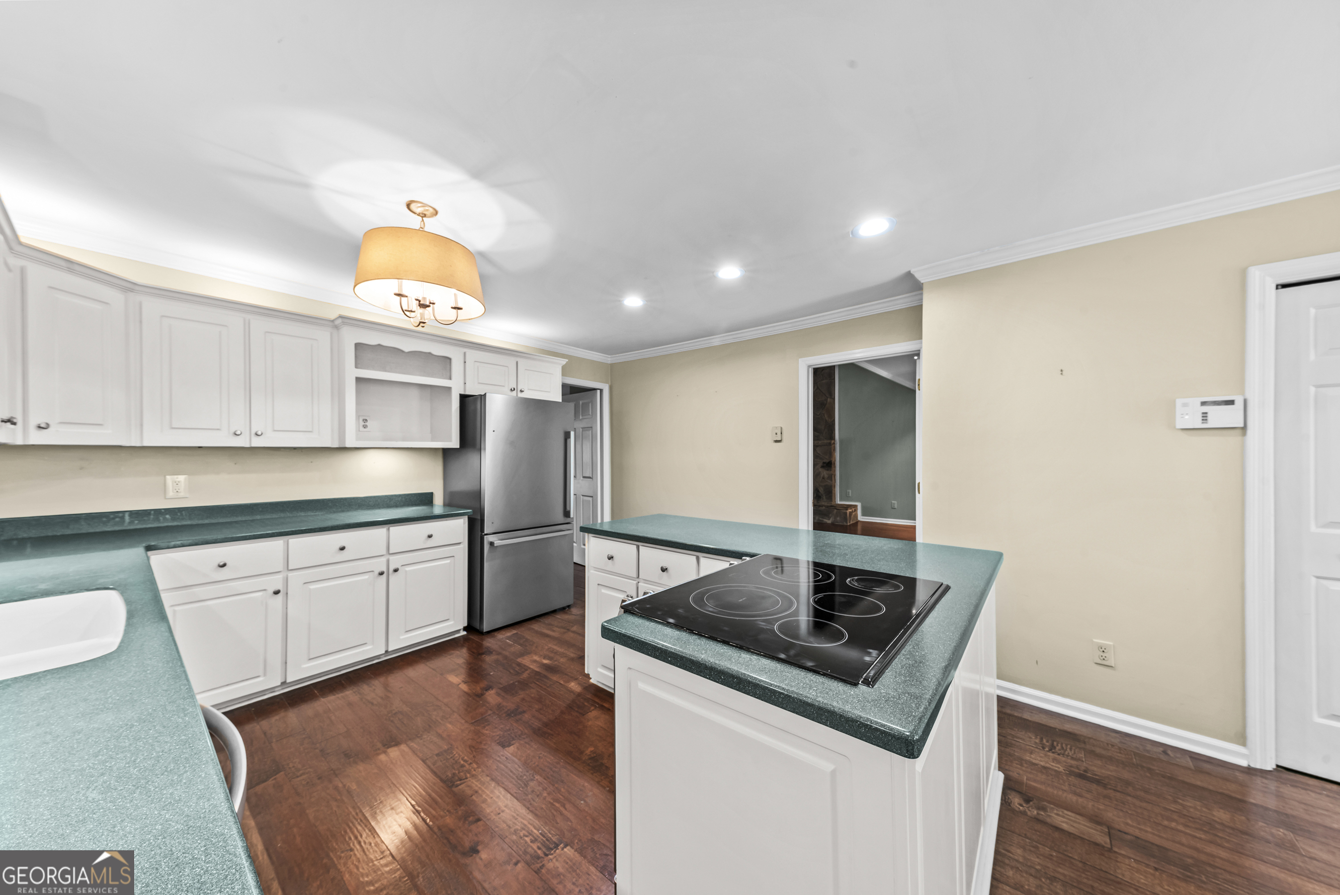 221 Commodore Dr NW