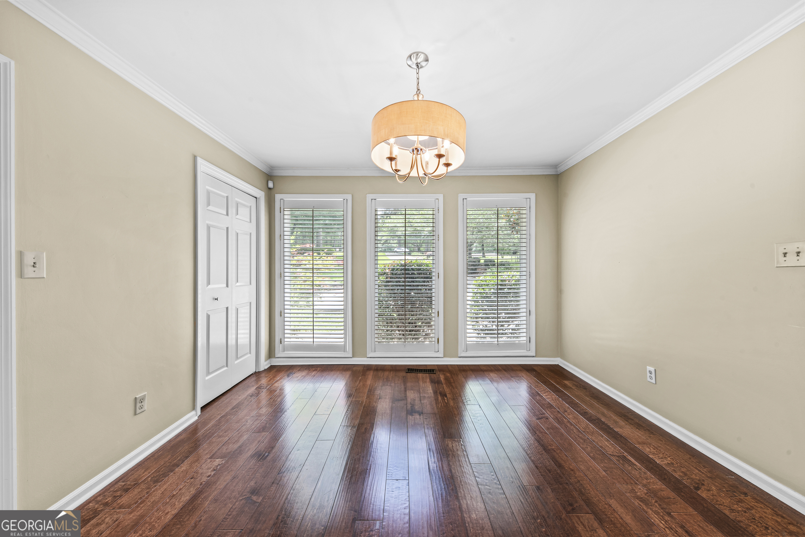 221 Commodore Dr NW