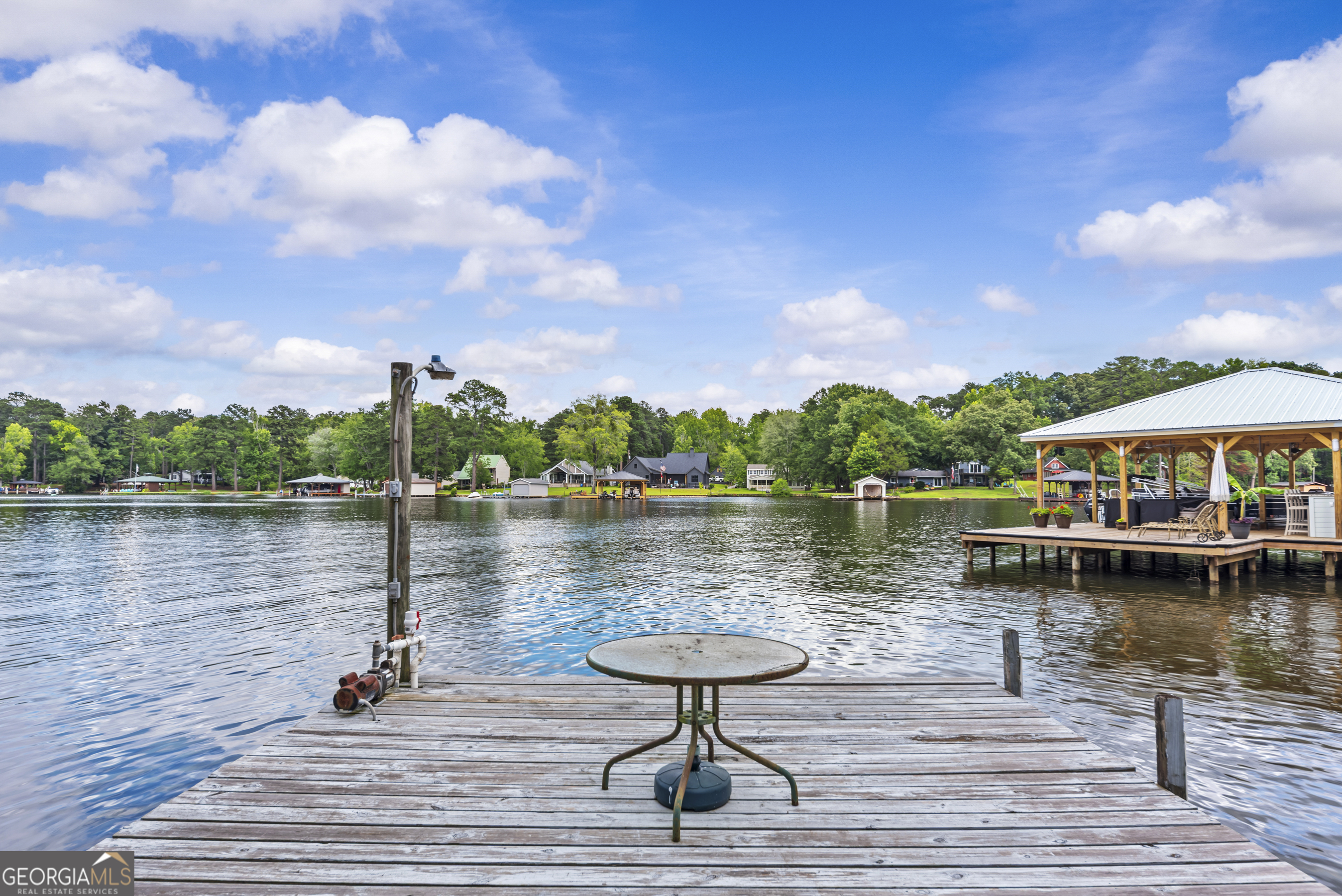 221 Commodore Dr NW