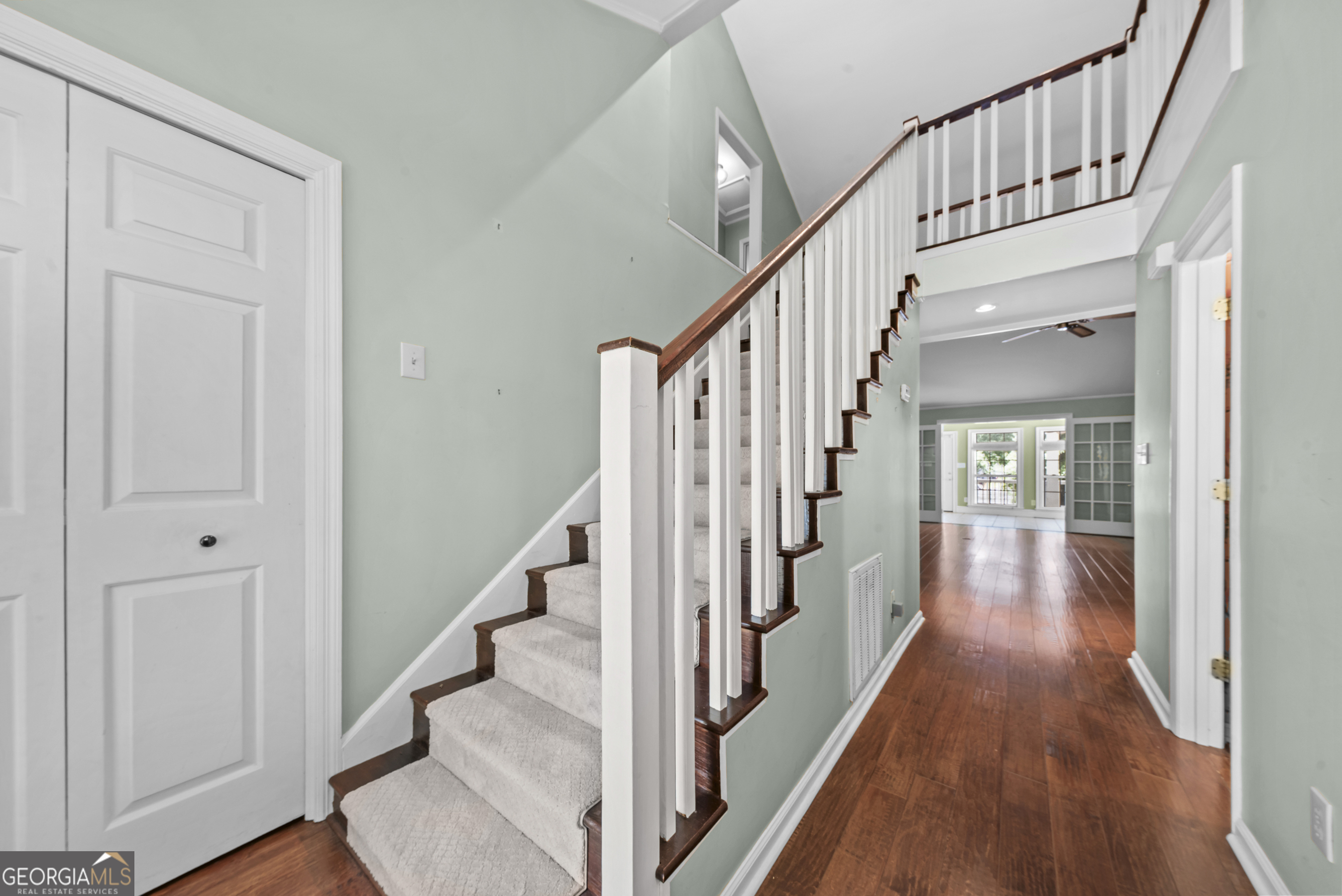 221 Commodore Dr NW