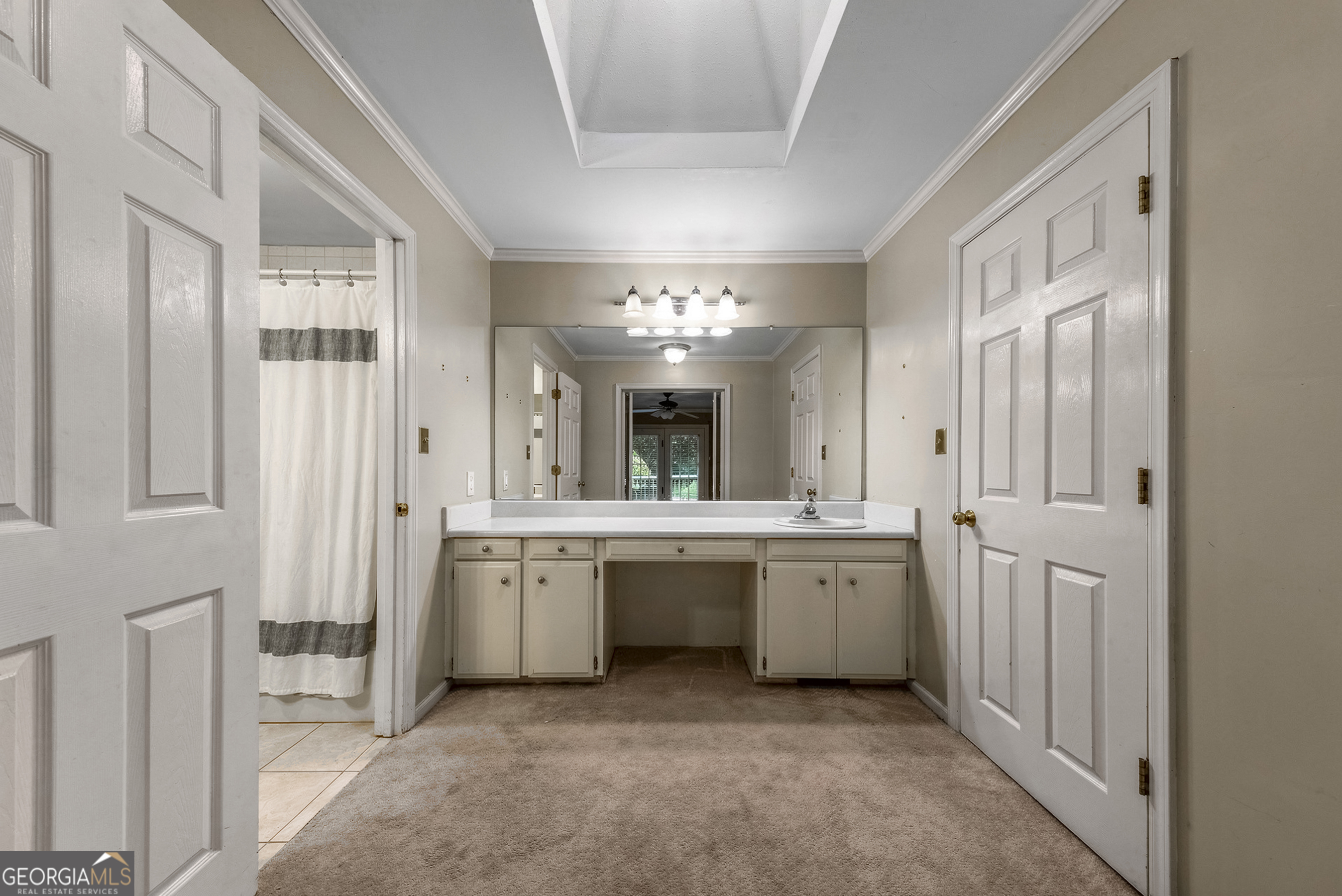 221 Commodore Dr NW