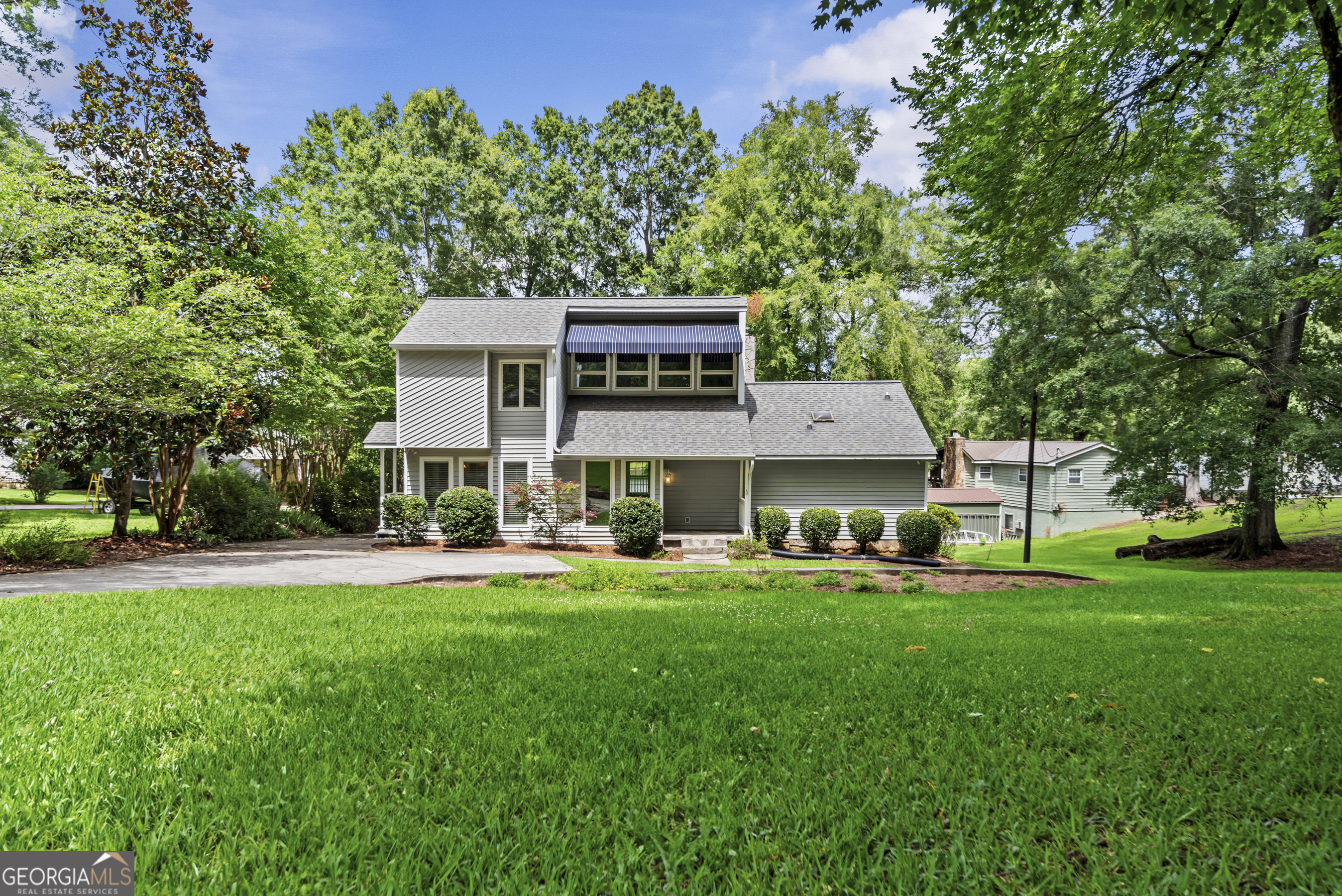 221 Commodore Dr NW