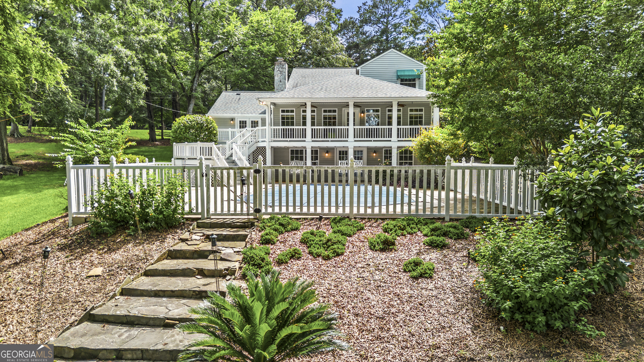 221 Commodore Dr NW