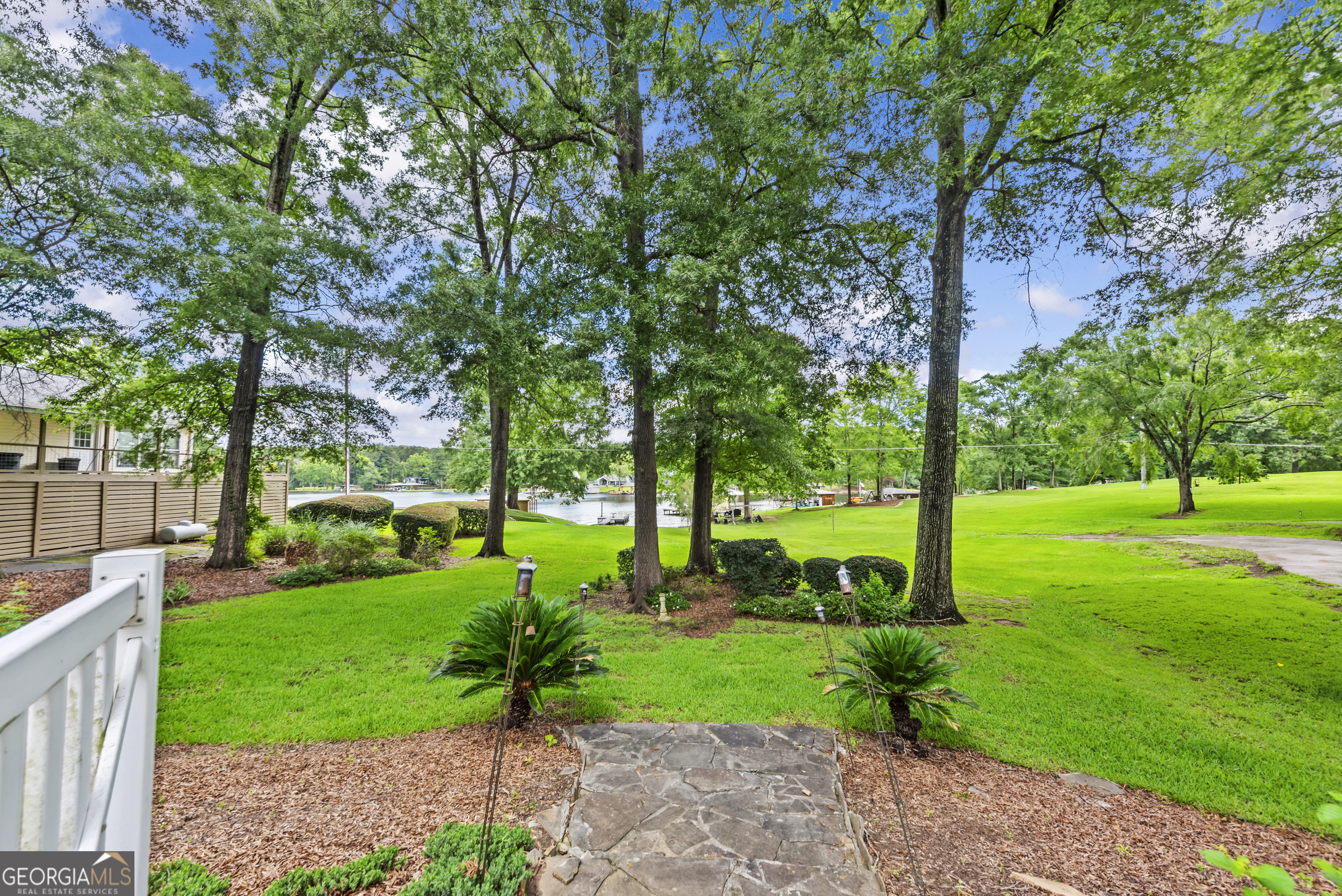 221 Commodore Dr NW