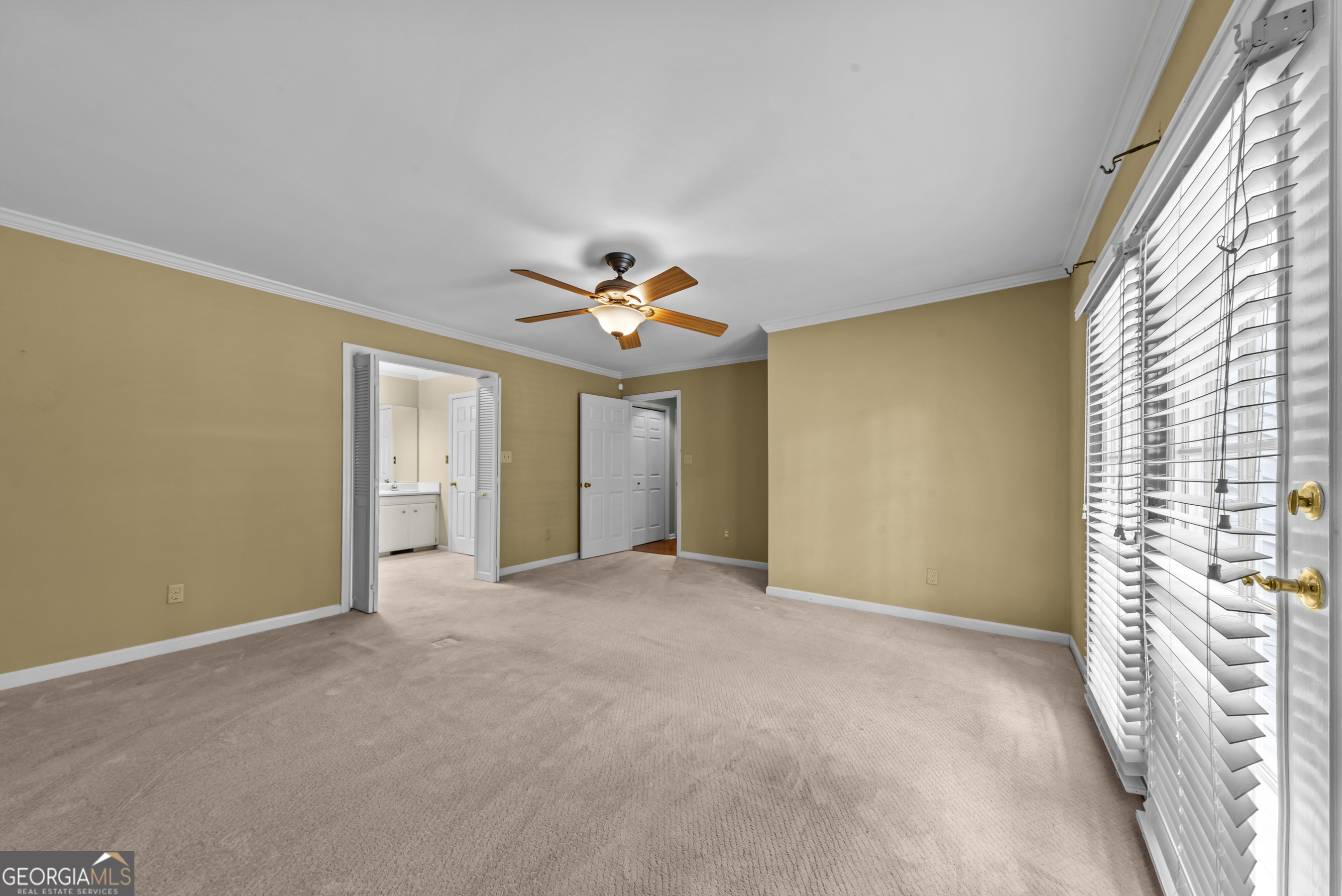 221 Commodore Dr NW