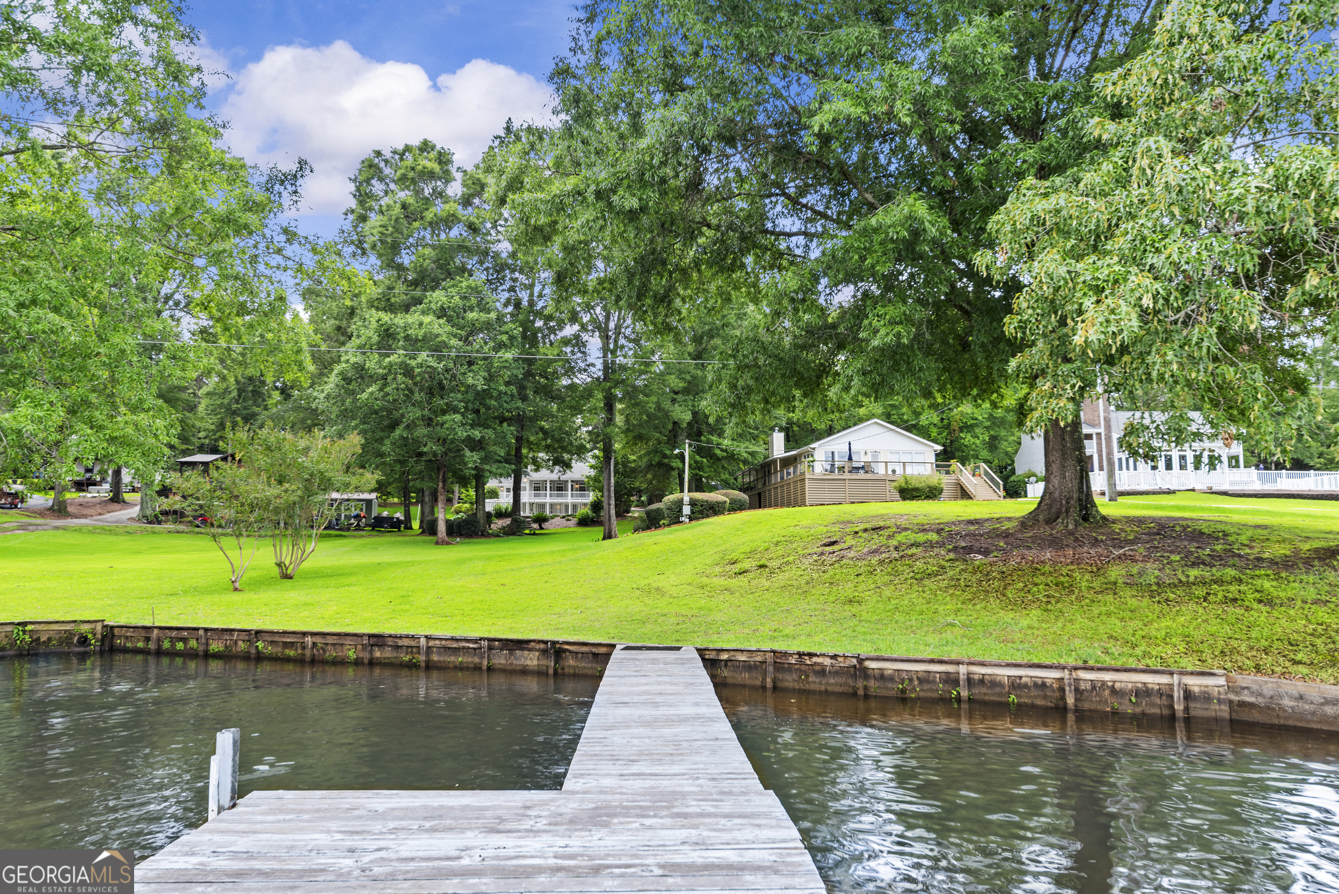 221 Commodore Dr NW