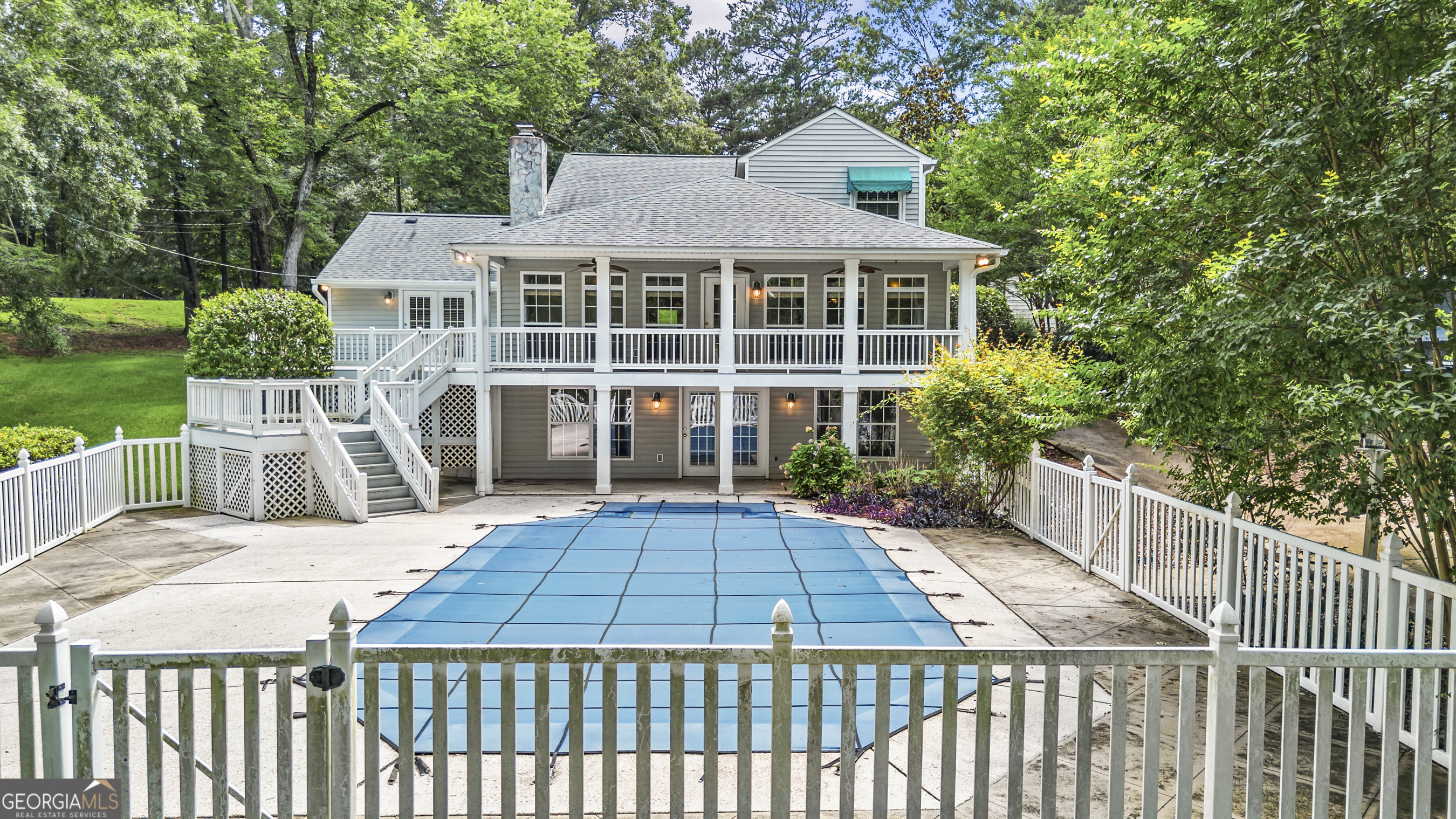 221 Commodore Dr NW