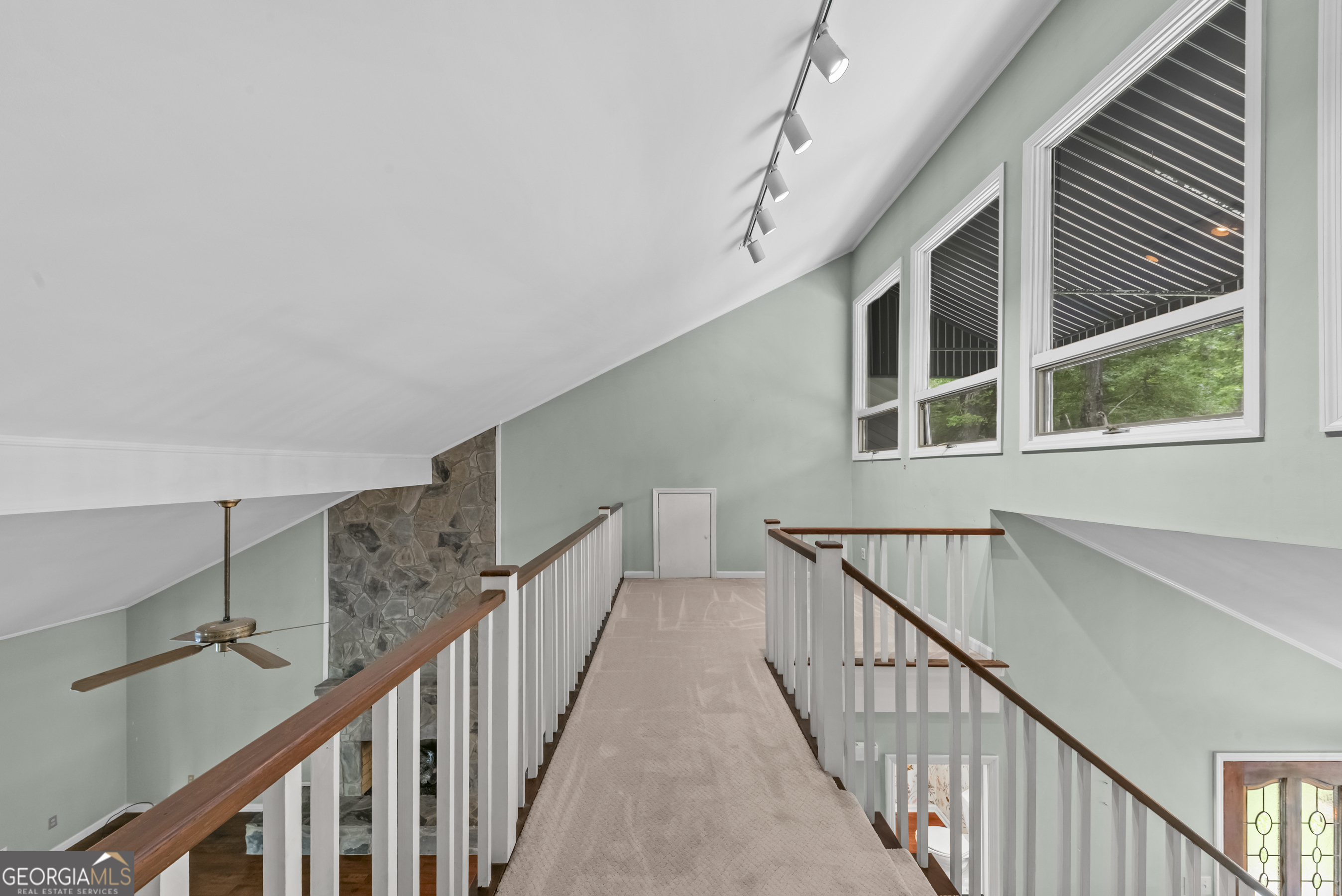 221 Commodore Dr NW
