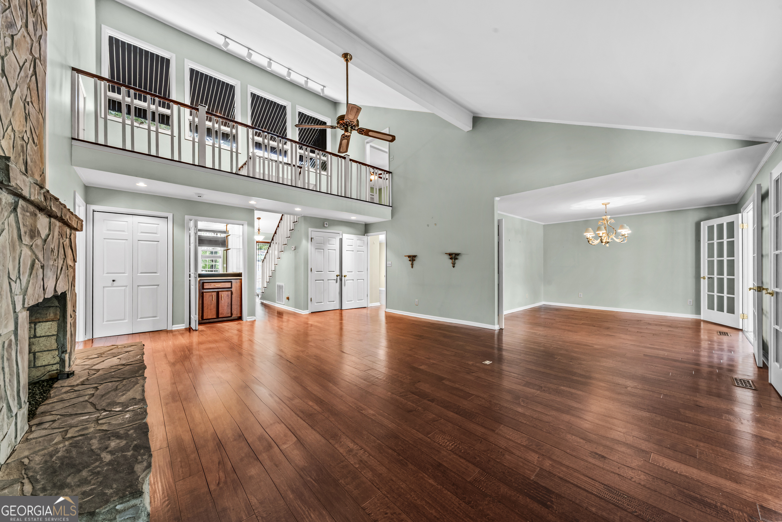 221 Commodore Dr NW