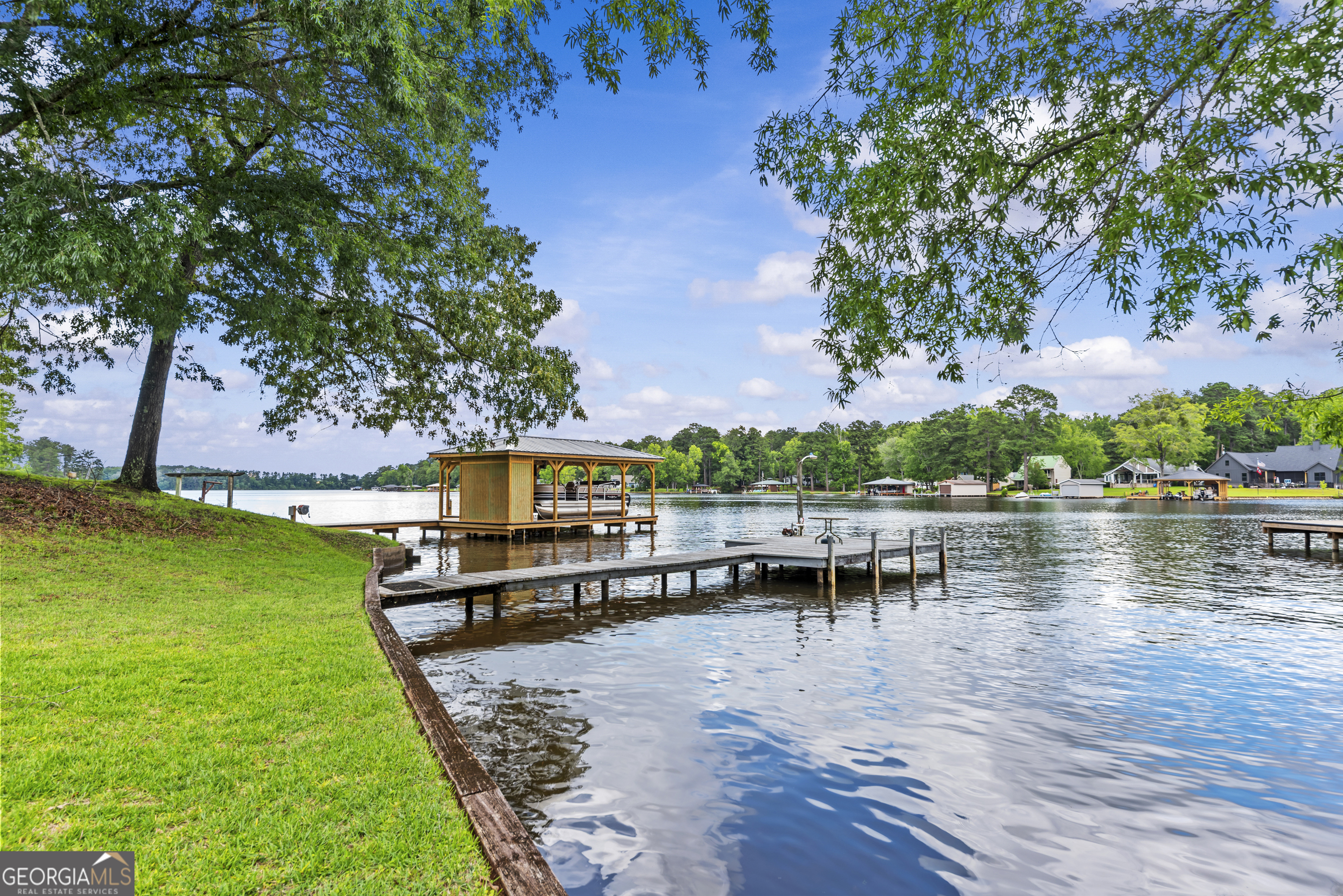 221 Commodore Dr NW