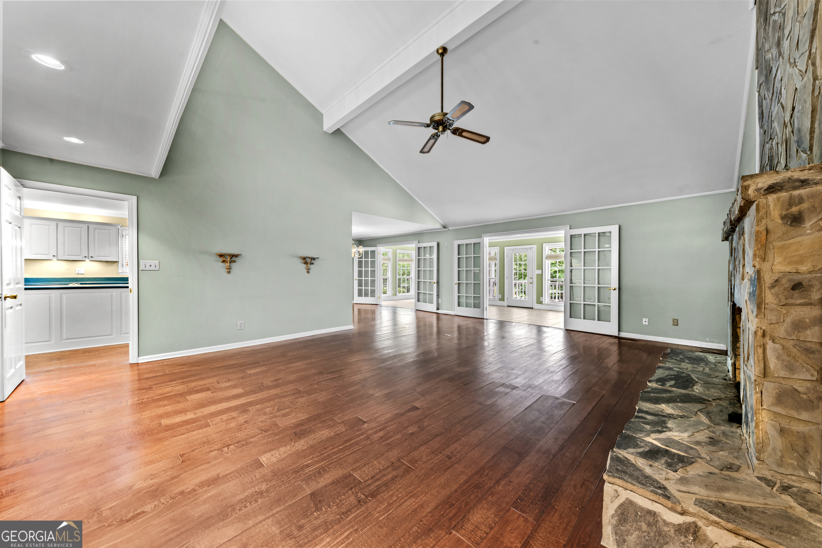 221 Commodore Dr NW