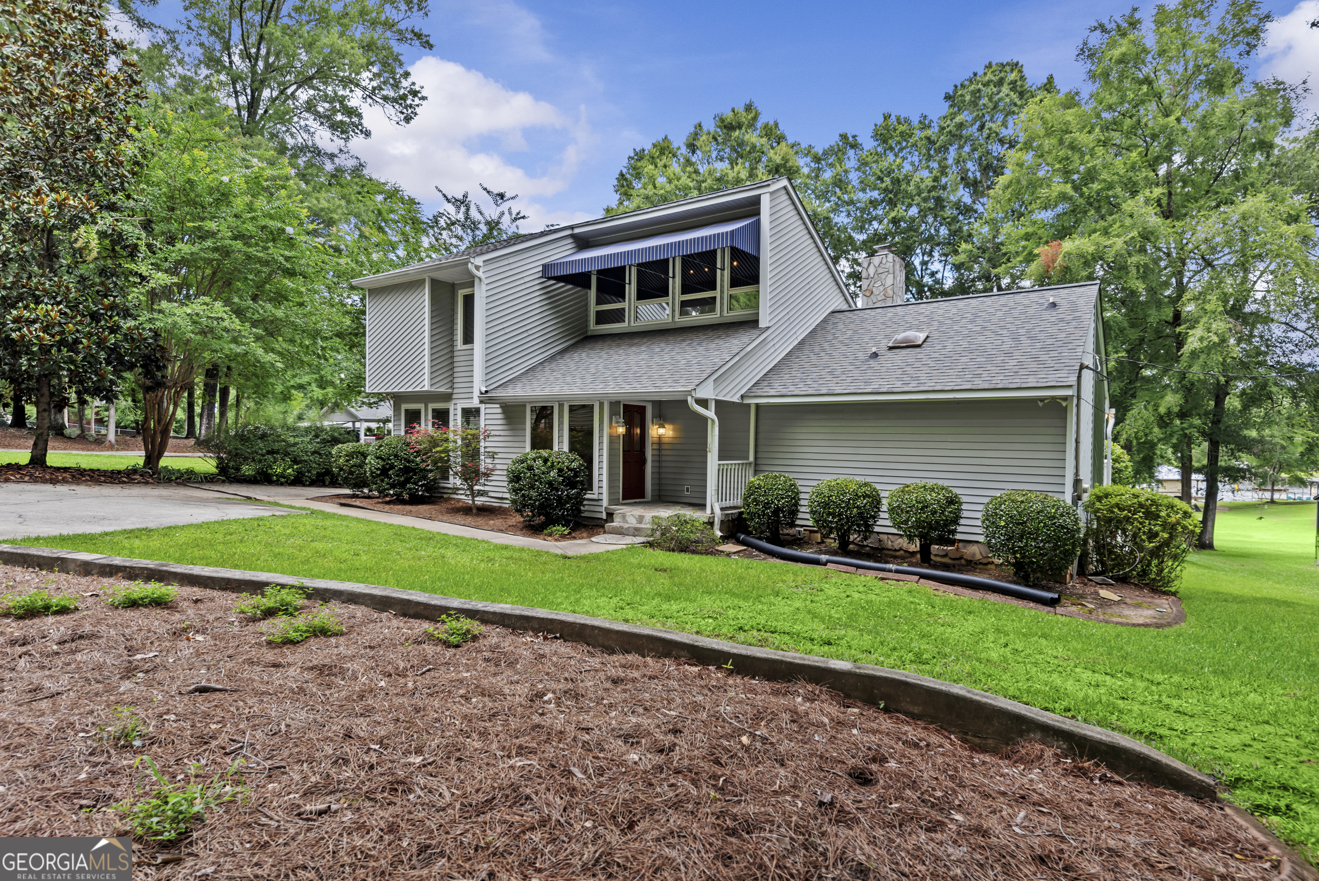 221 Commodore Dr NW