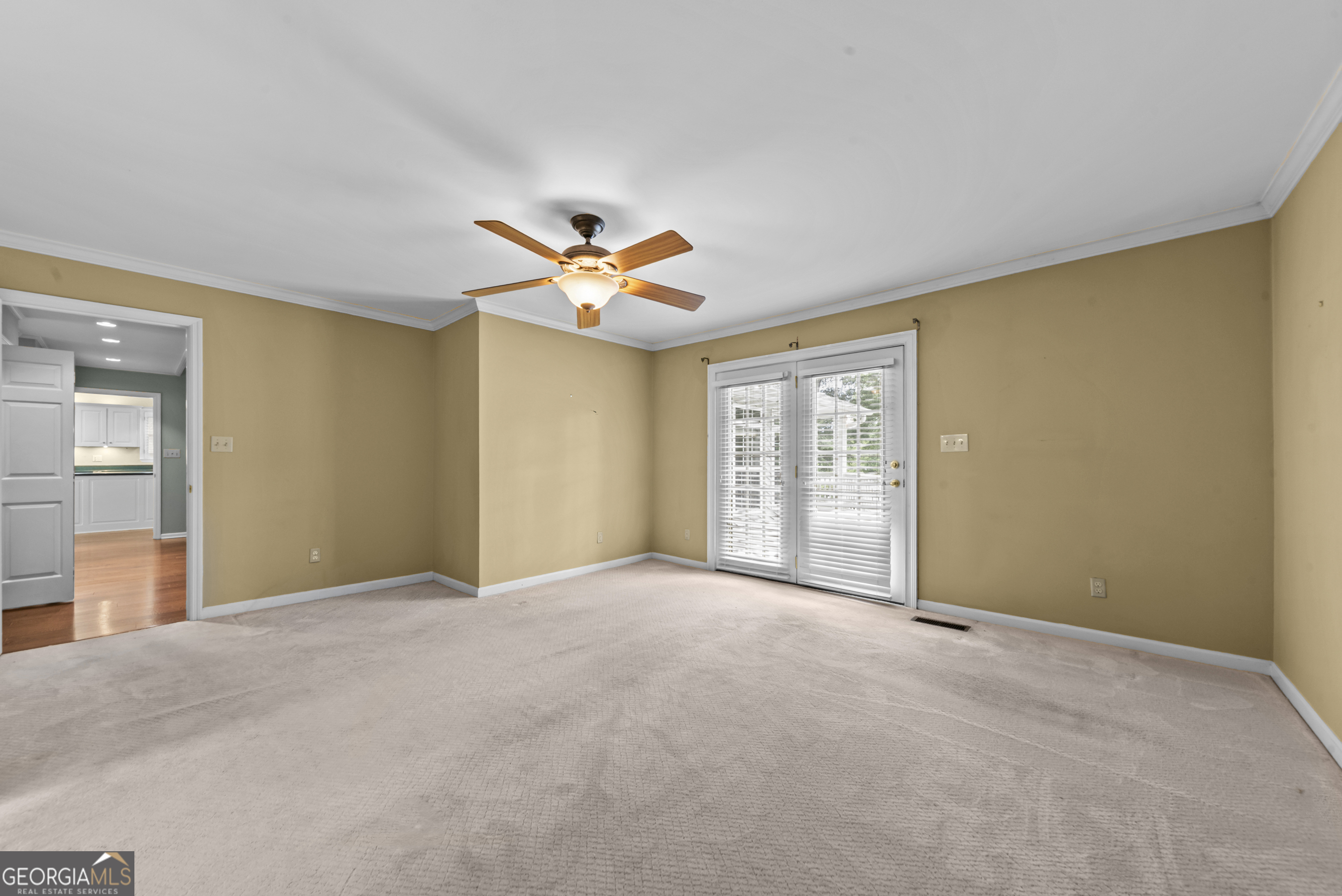 221 Commodore Dr NW