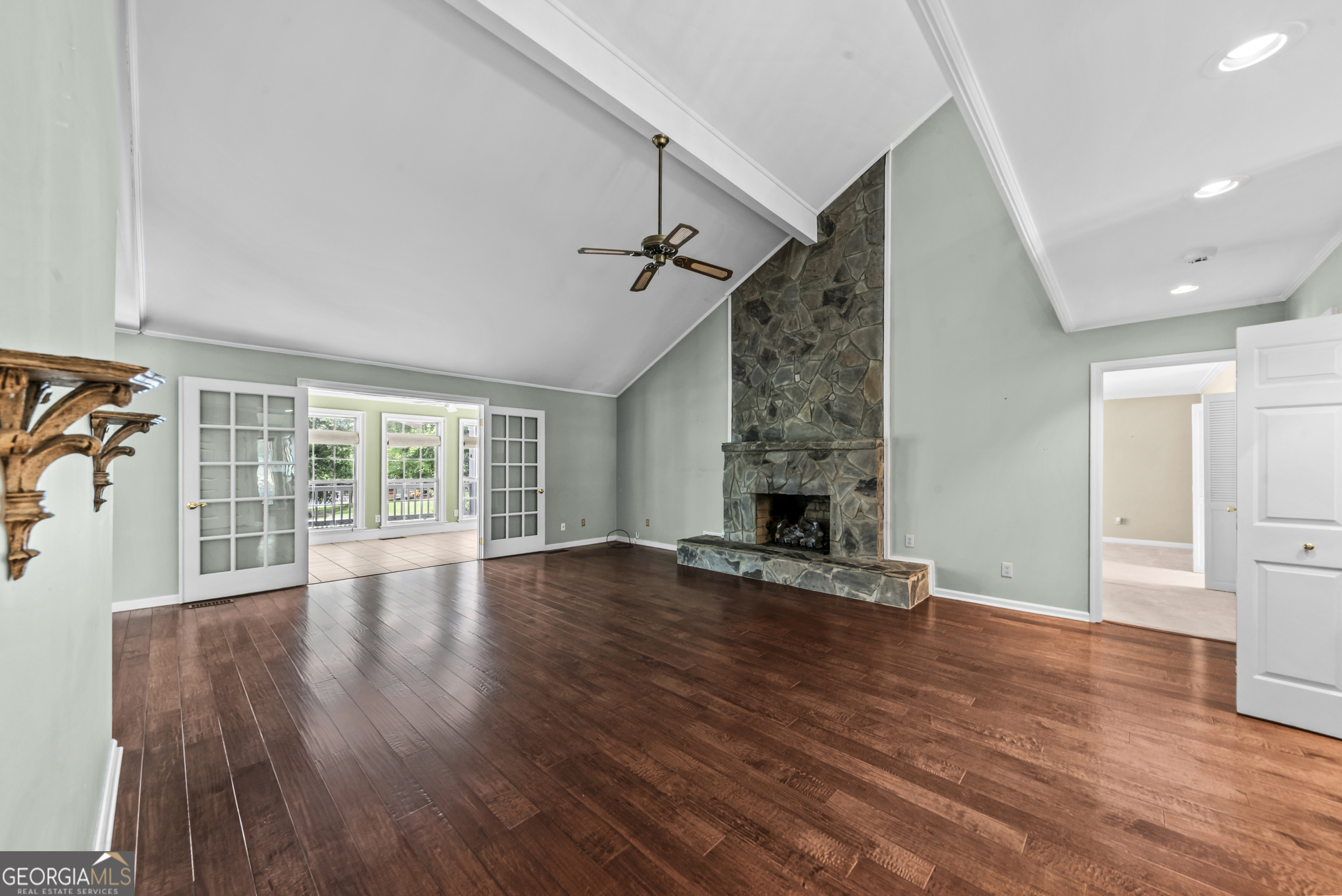 221 Commodore Dr NW