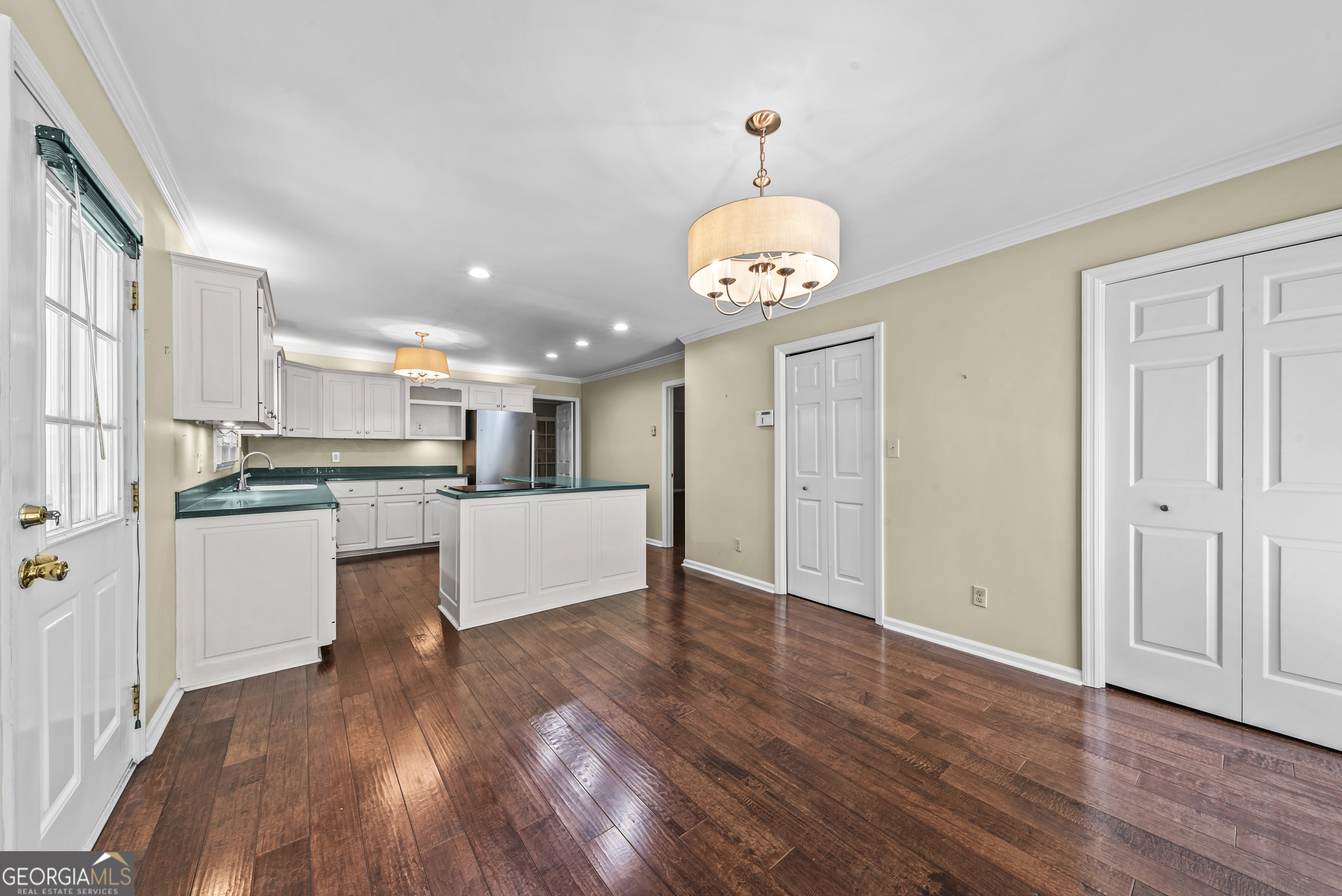 221 Commodore Dr NW