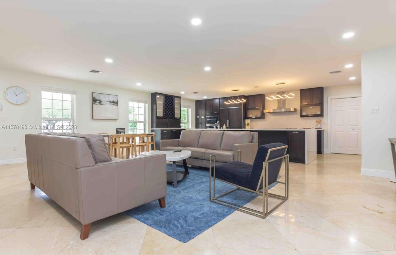 10000 NW 41st St
