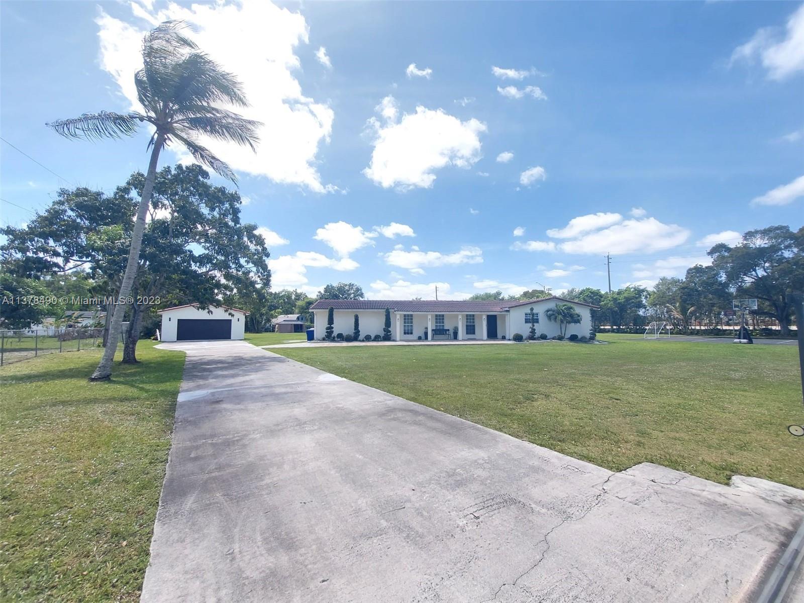10000 NW 41st St