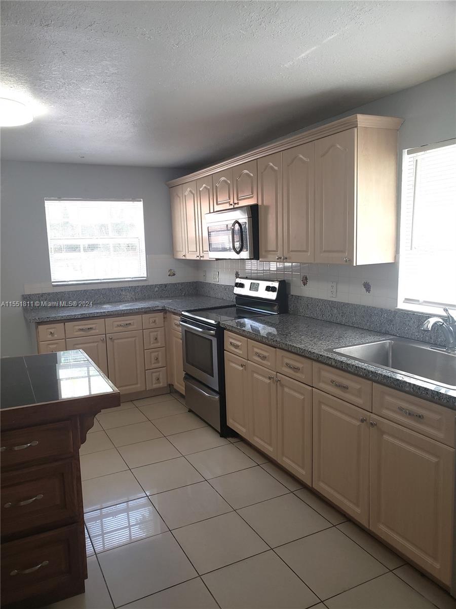 1792 SW 11th Ter