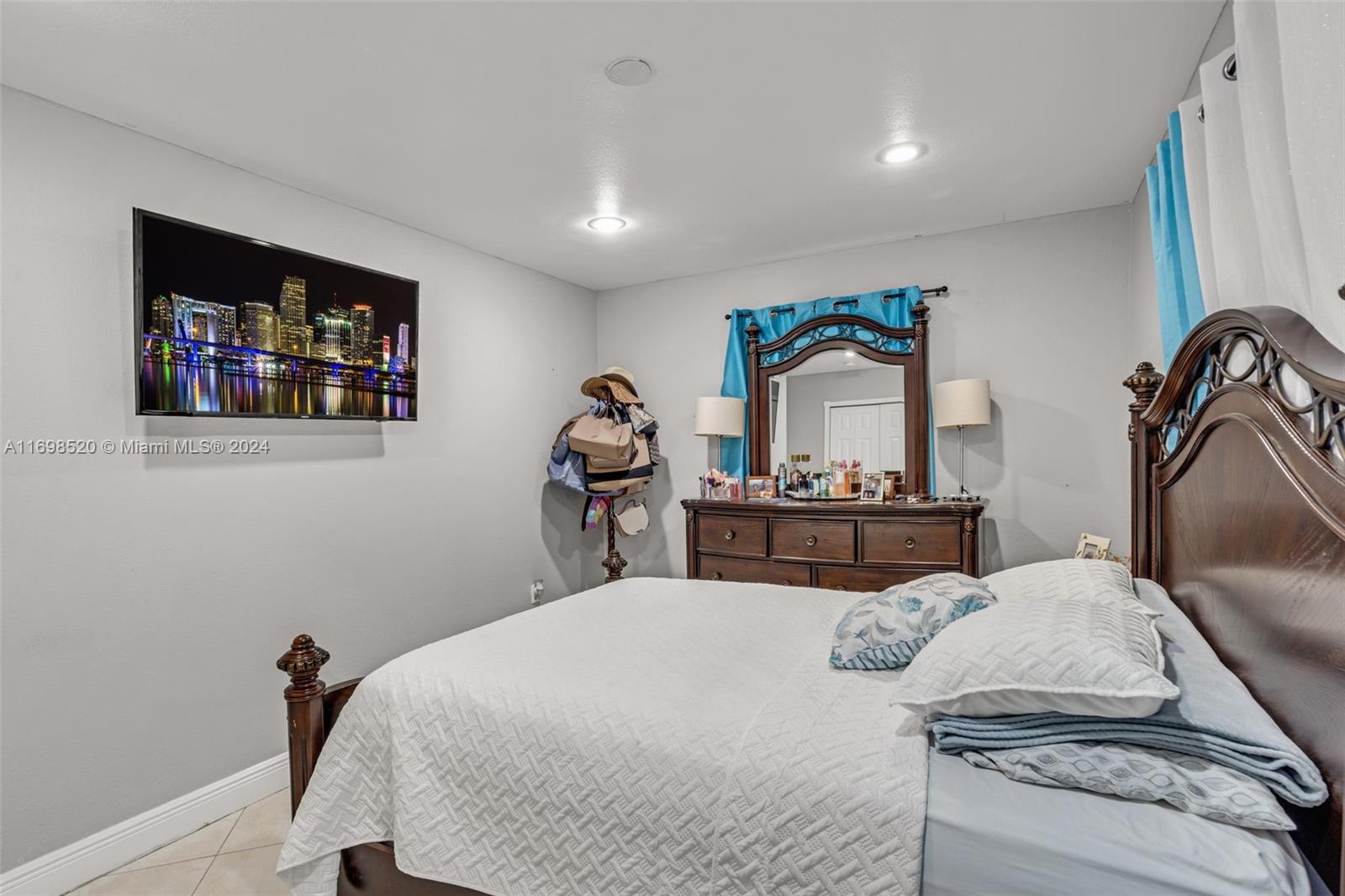 2637 Utopia Dr