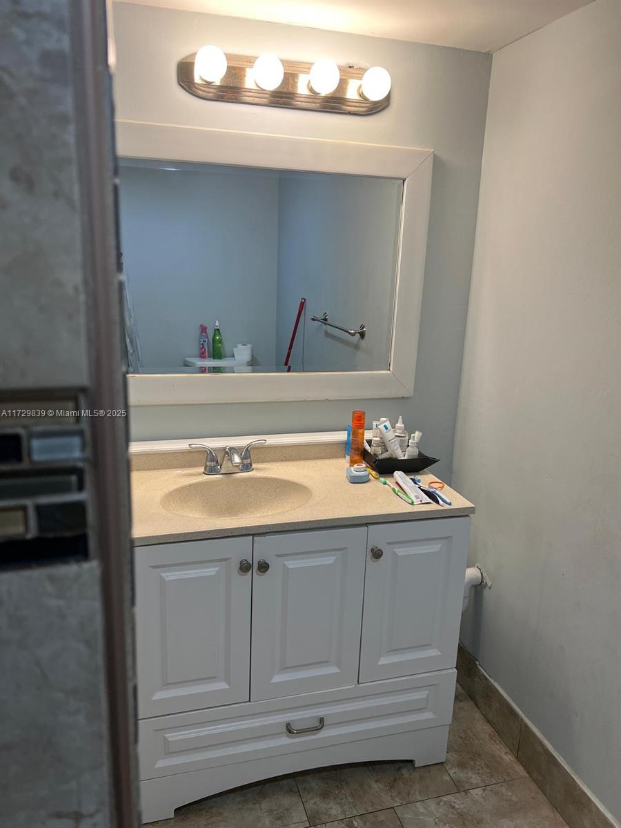 900 NE 195th St # 208