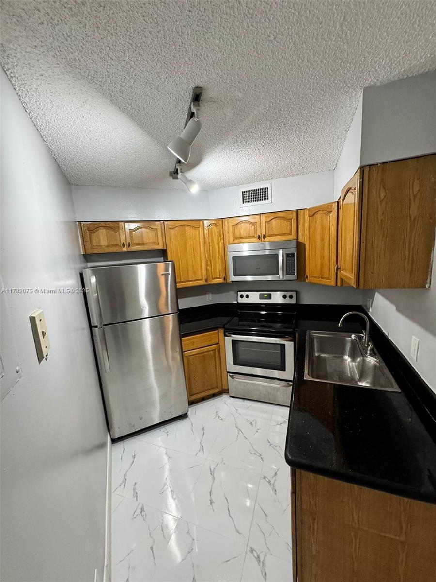 215 Lake Pointe Dr # 214