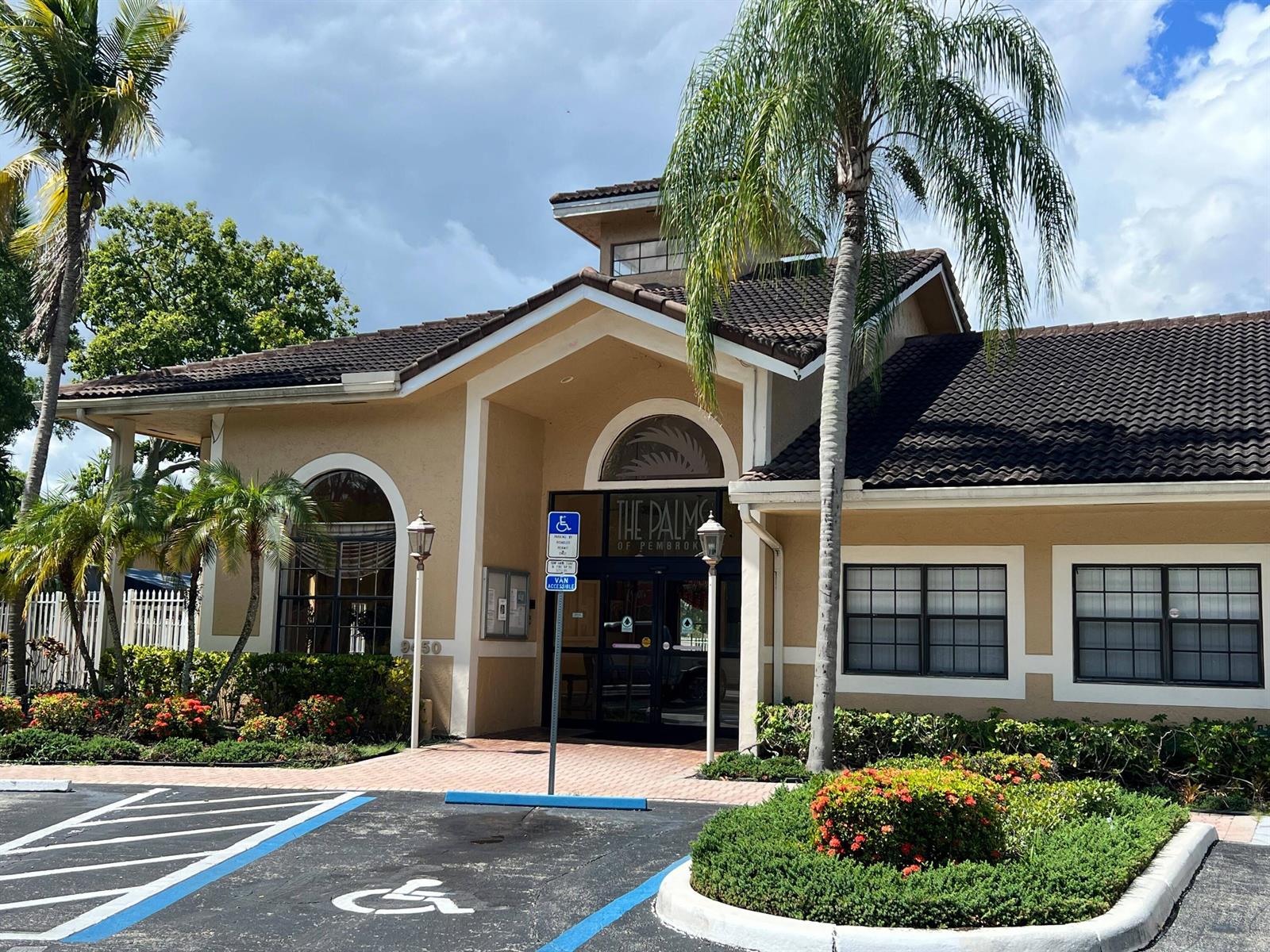 351 PALM Way # 204
