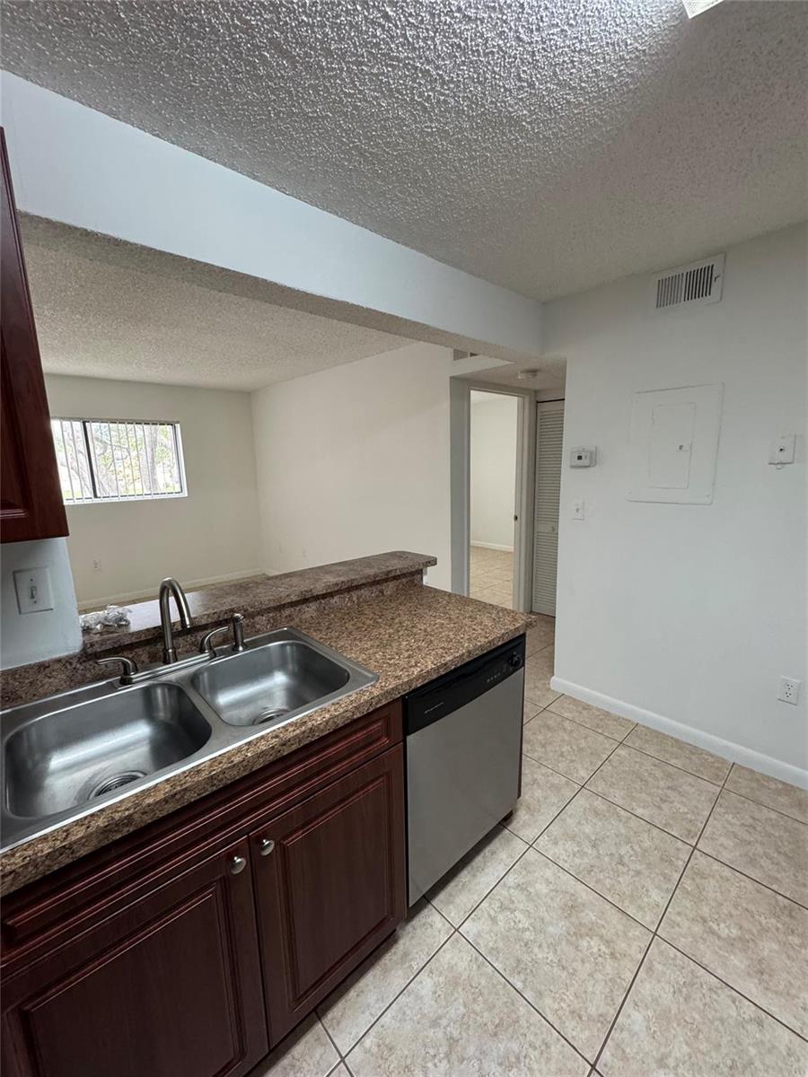 351 PALM Way # 204
