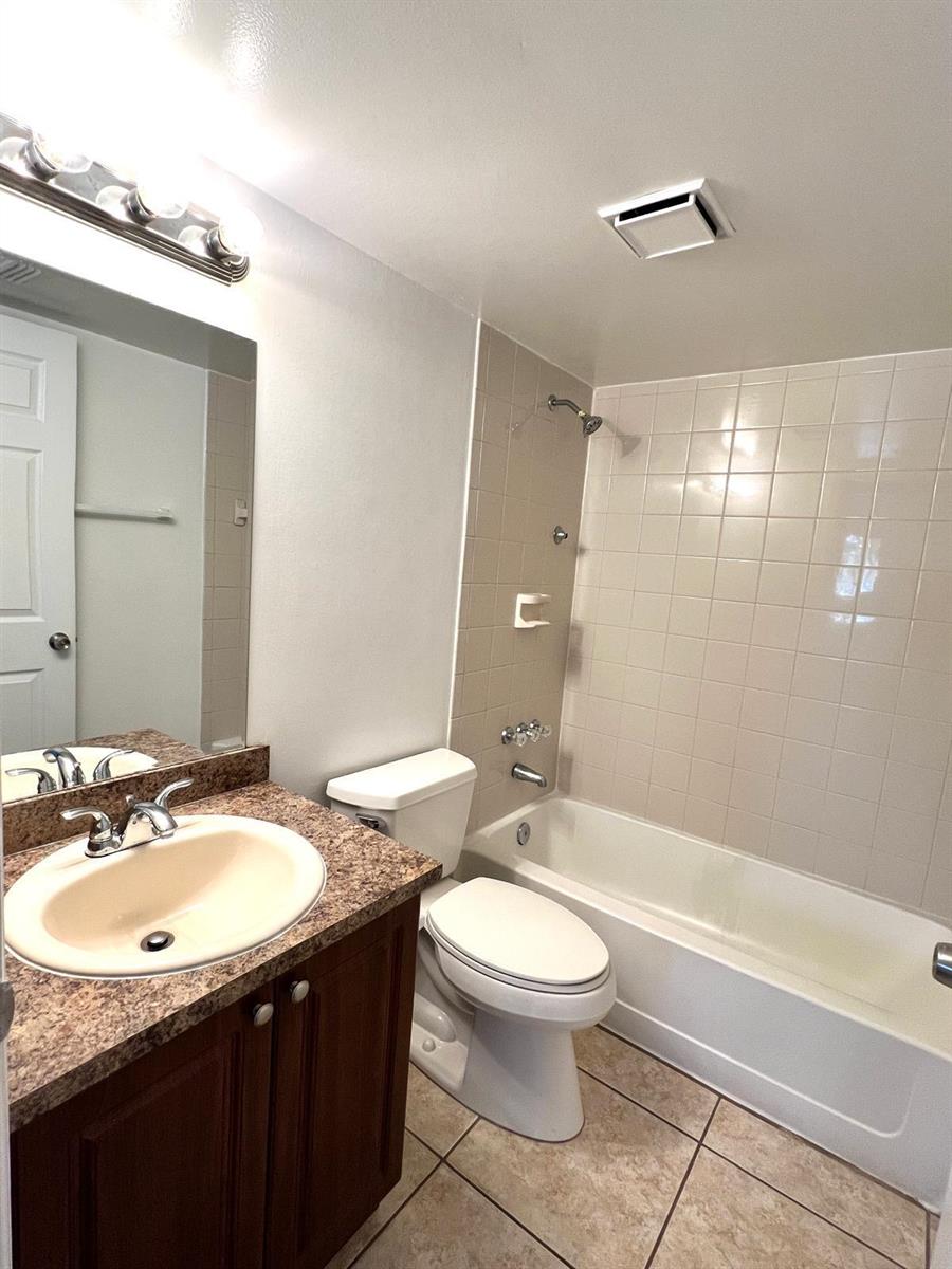 351 PALM Way # 204