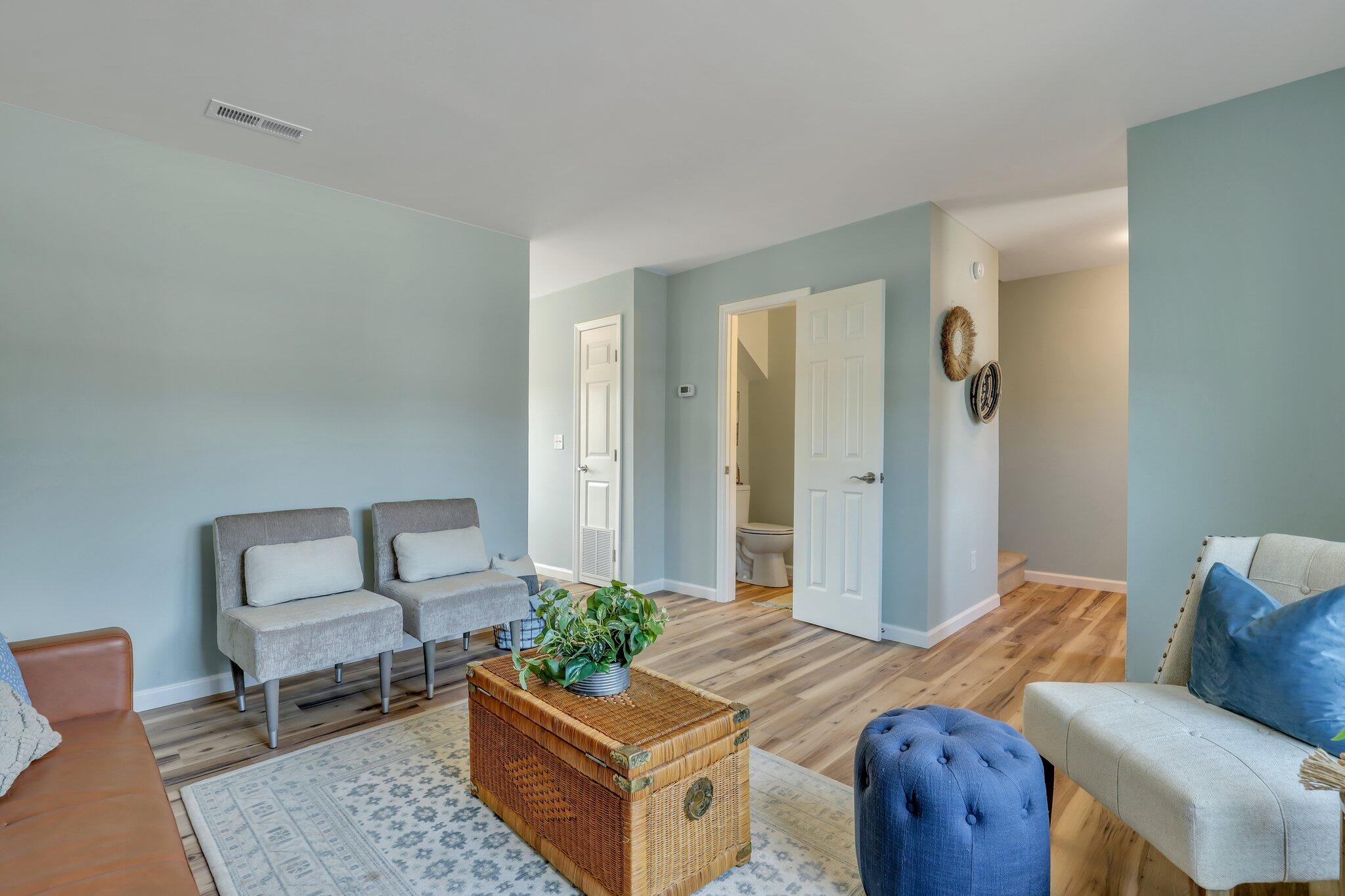 6875 Shahid Row