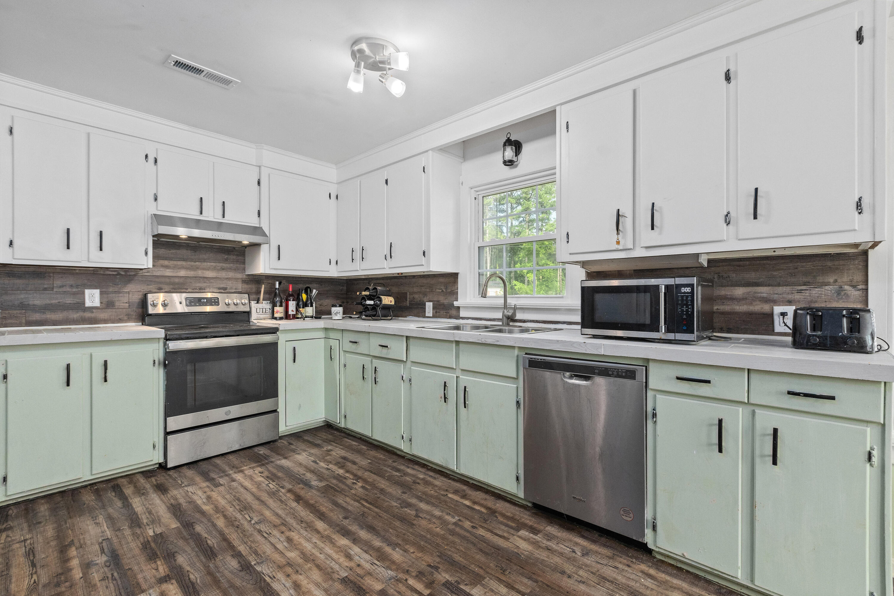 245 Lake Drive, Summerville