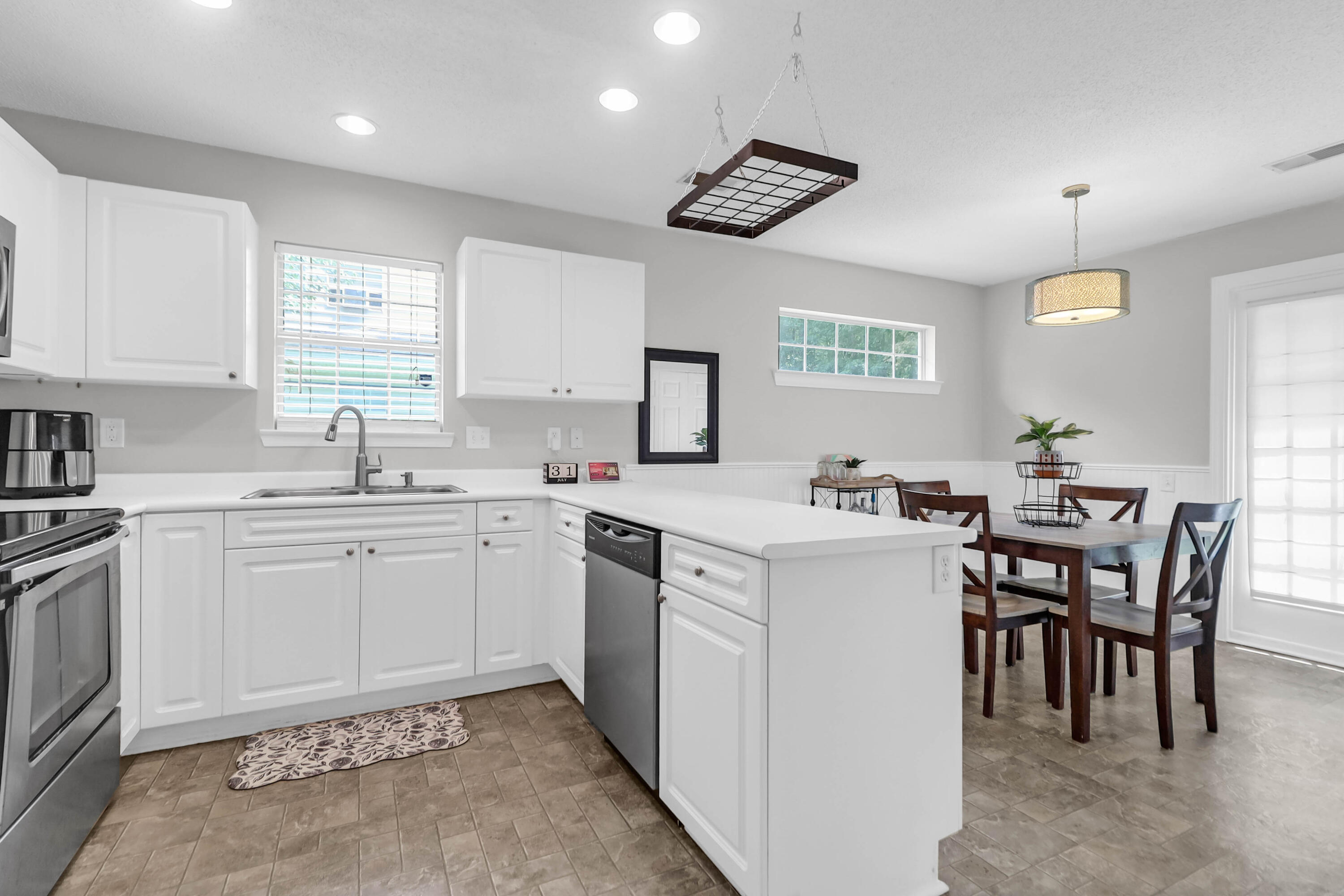 9232 Ayscough Road, Summerville