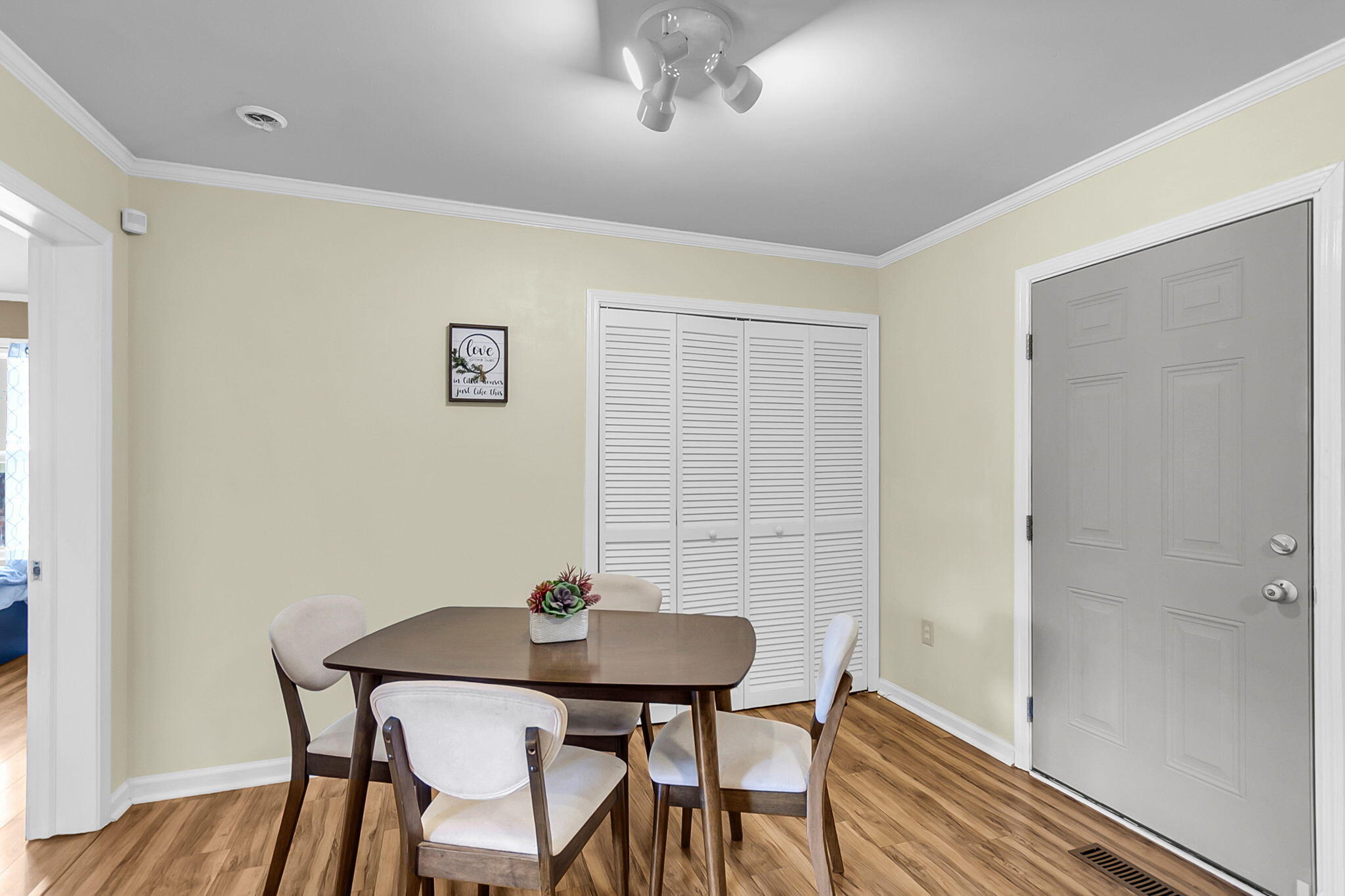 916 Hillsboro Drive, Charleston