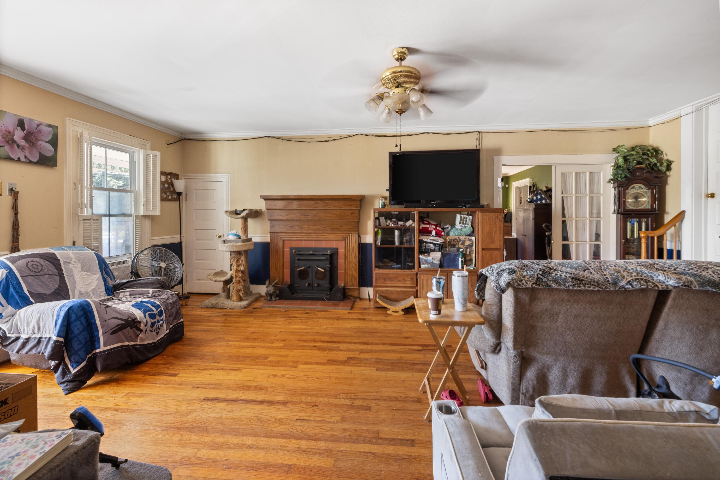 894 W 7th Street, Fairfax