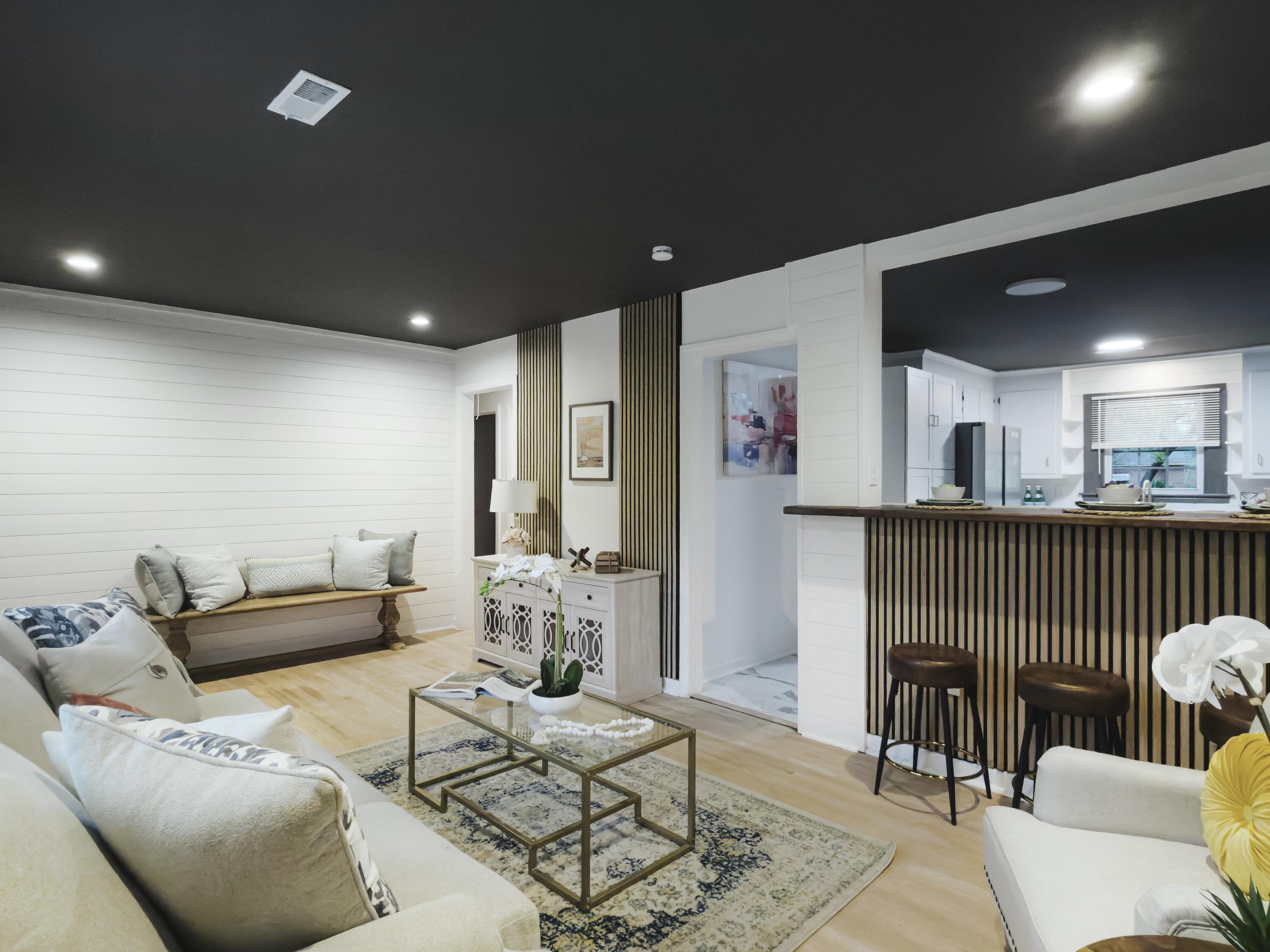 2632 Ridgewood Avenue