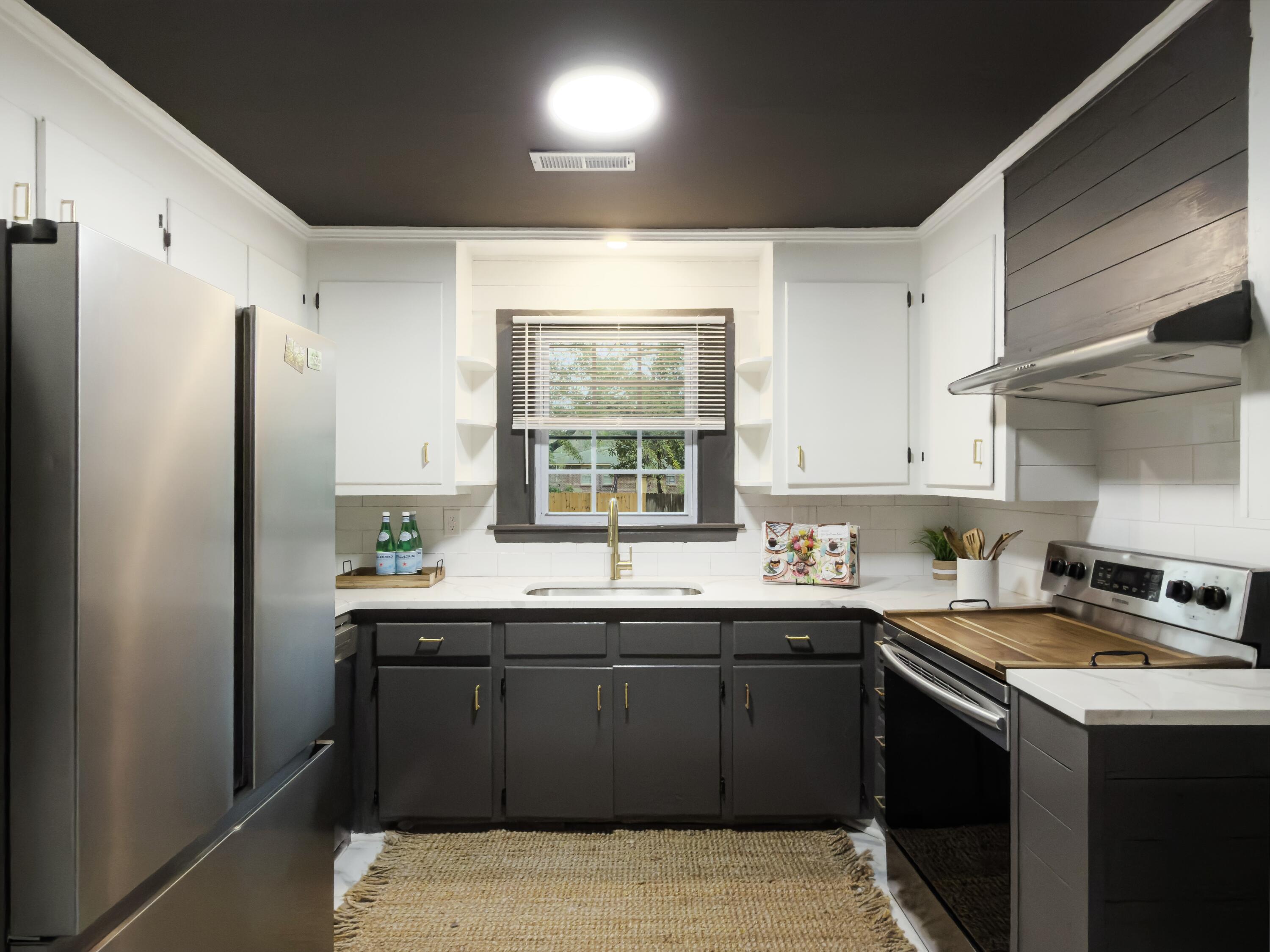 2632 Ridgewood Avenue