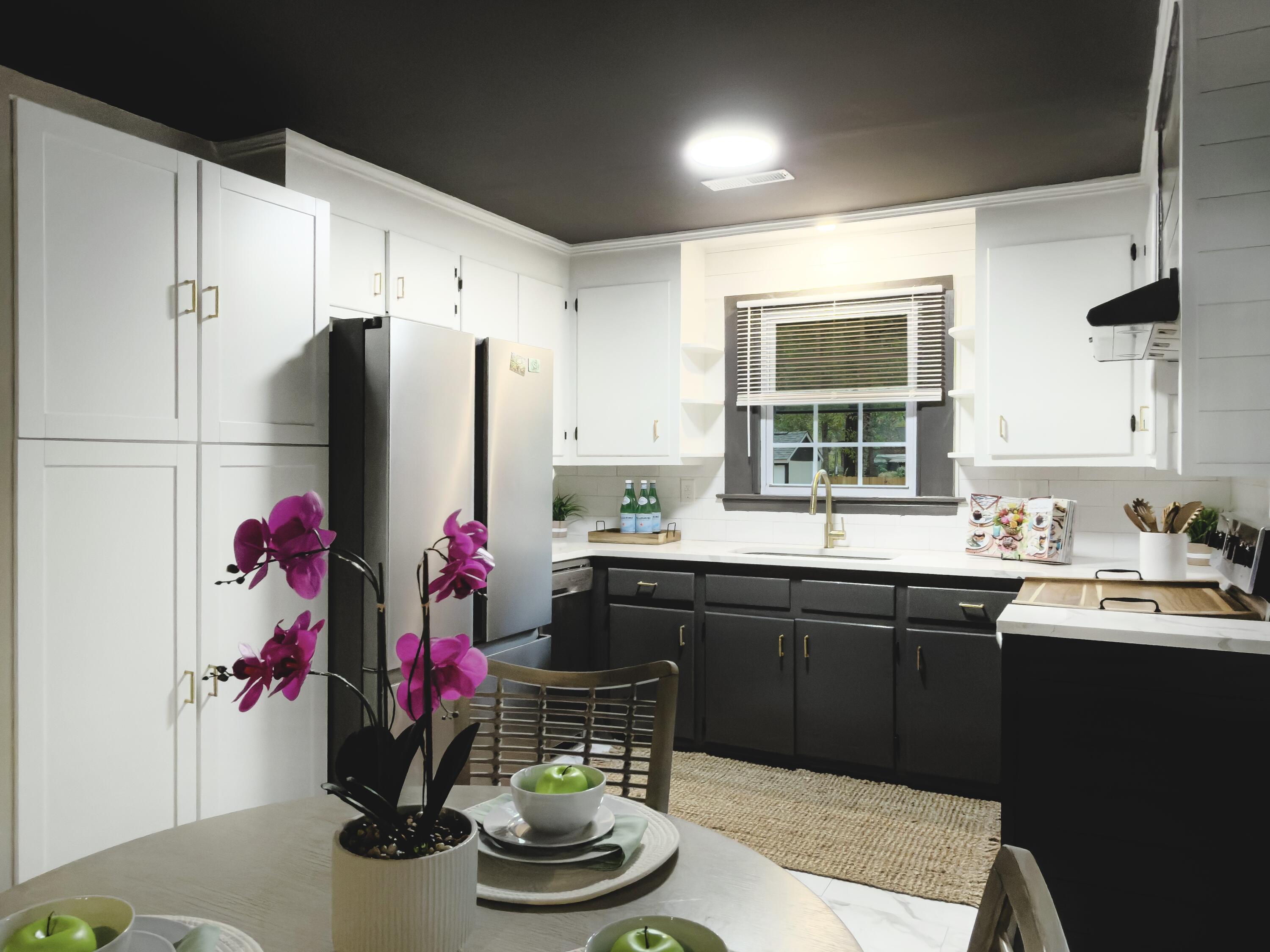 2632 Ridgewood Avenue