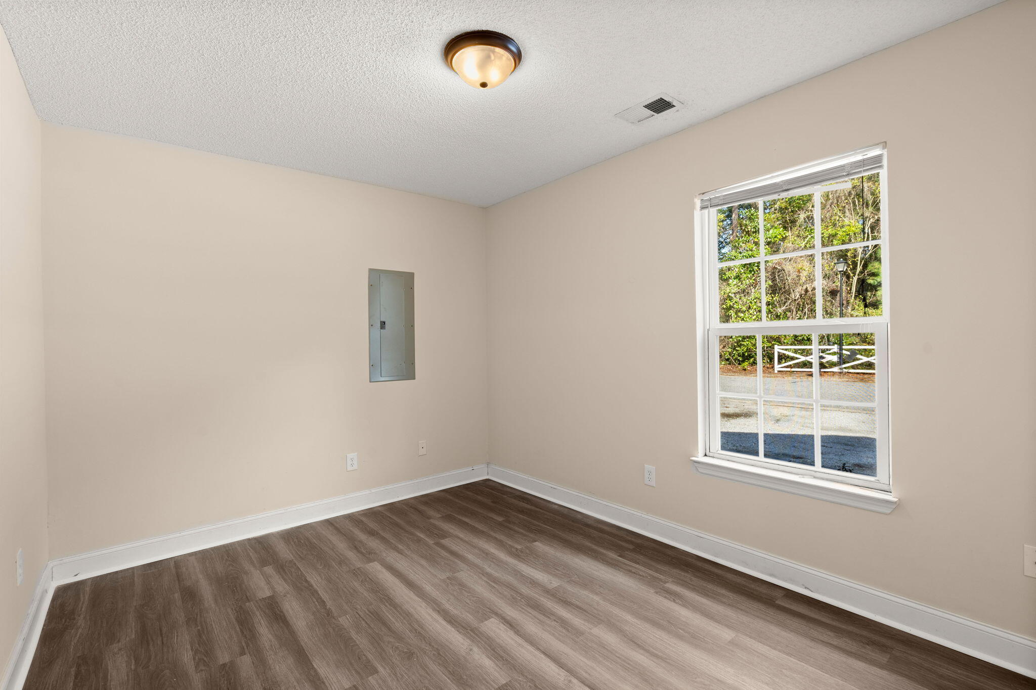 8 Laurel Leaf Lane
