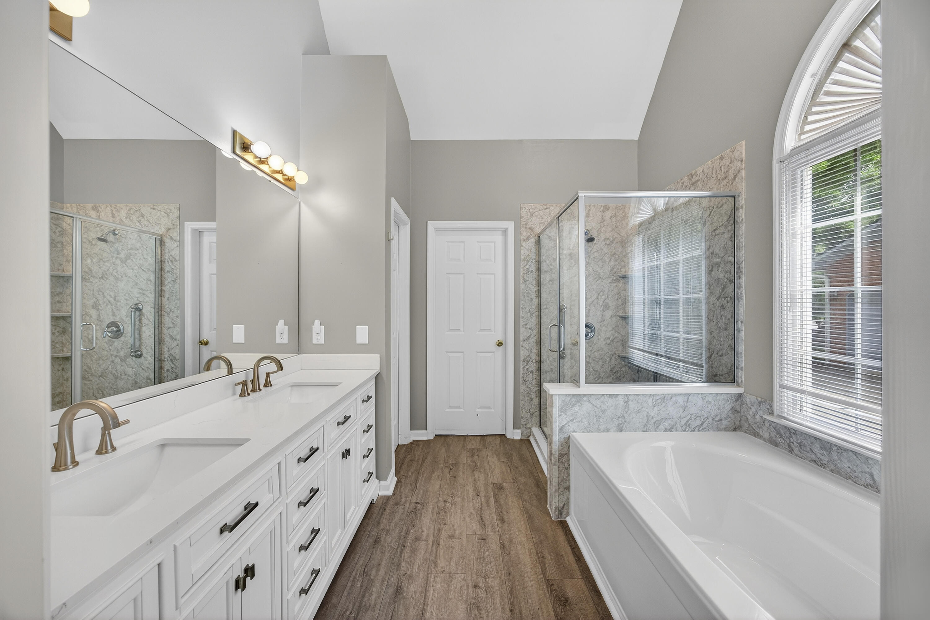 5425 Roxbury Drive