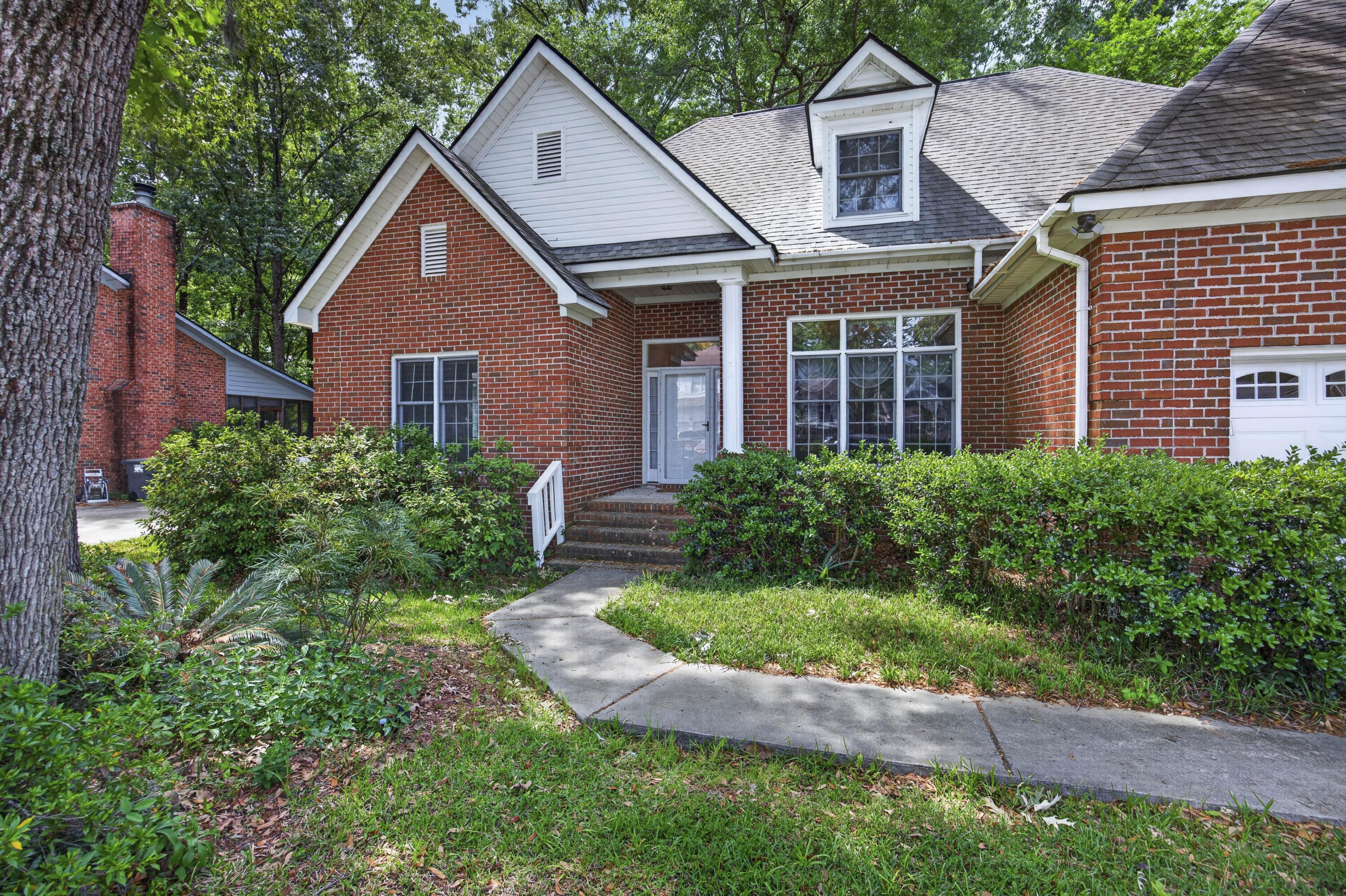 5425 Roxbury Drive