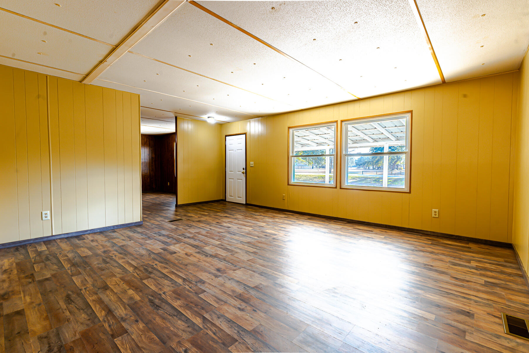 1748 Highway 402