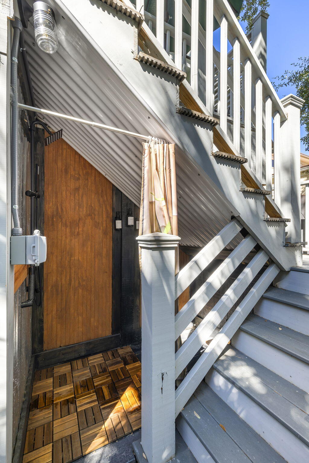9 1/2 Halsey Street