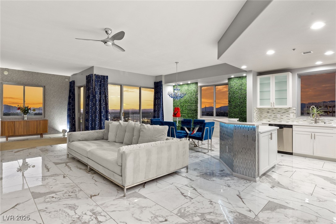 8255 South Las Vegas Boulevard 913