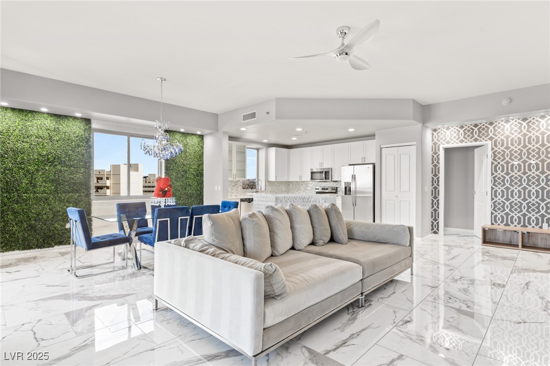 8255 South Las Vegas Boulevard 913