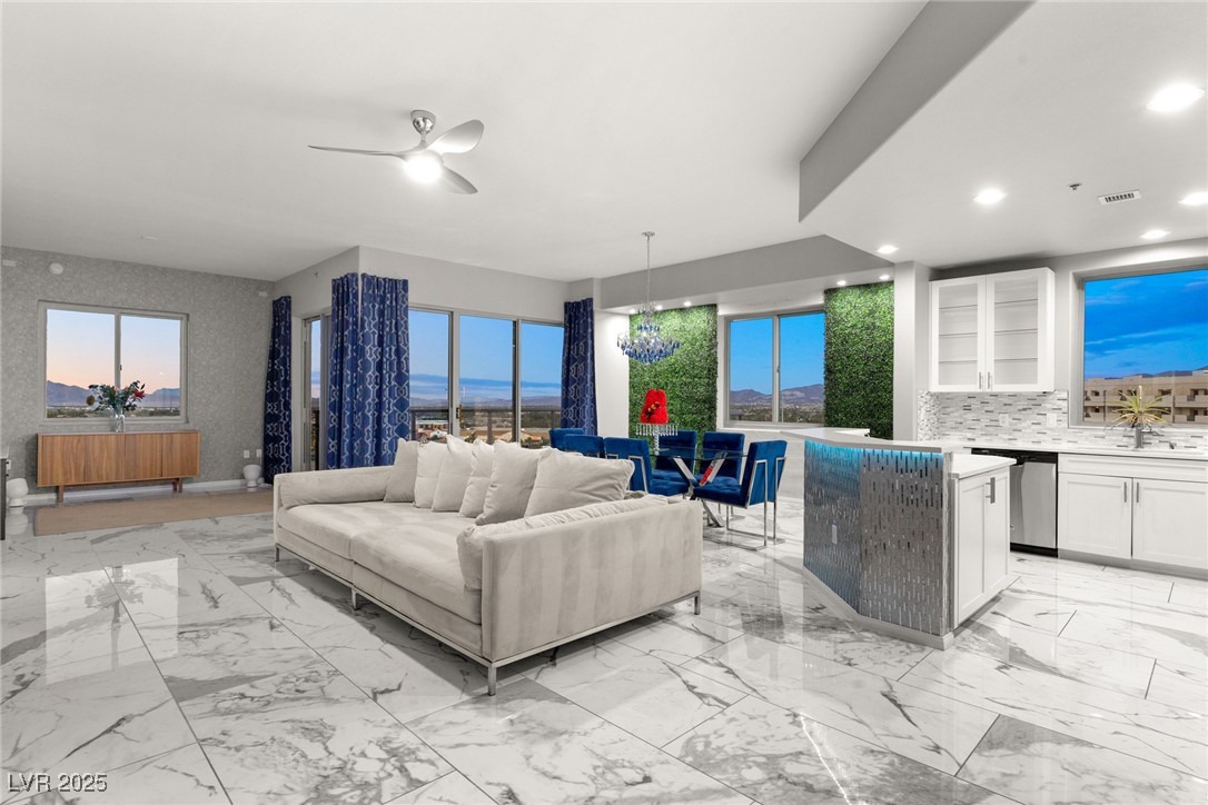 8255 South Las Vegas Boulevard 913