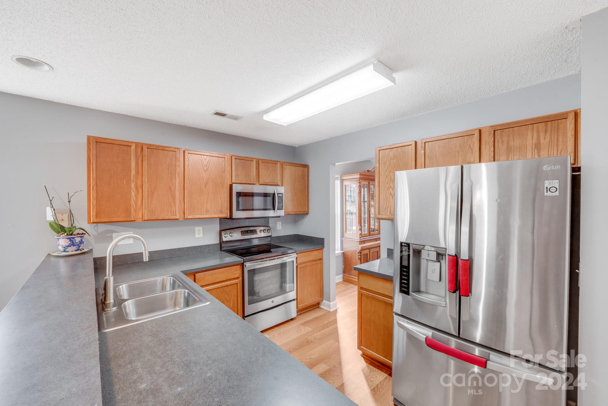 7633 Shiny Meadow Lane