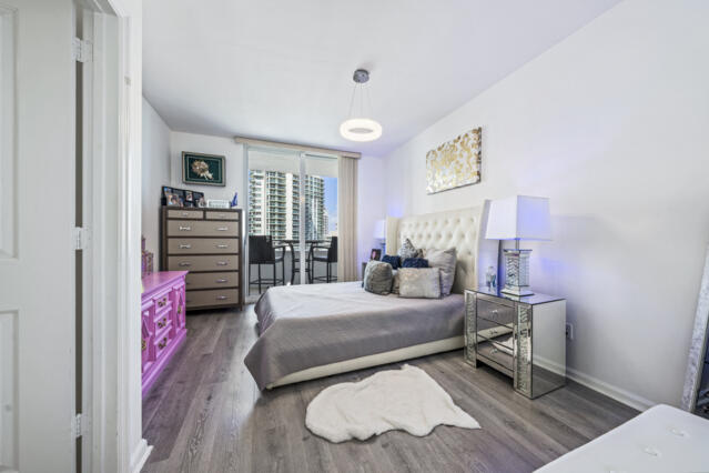 511 SE 5 Avenue 1722