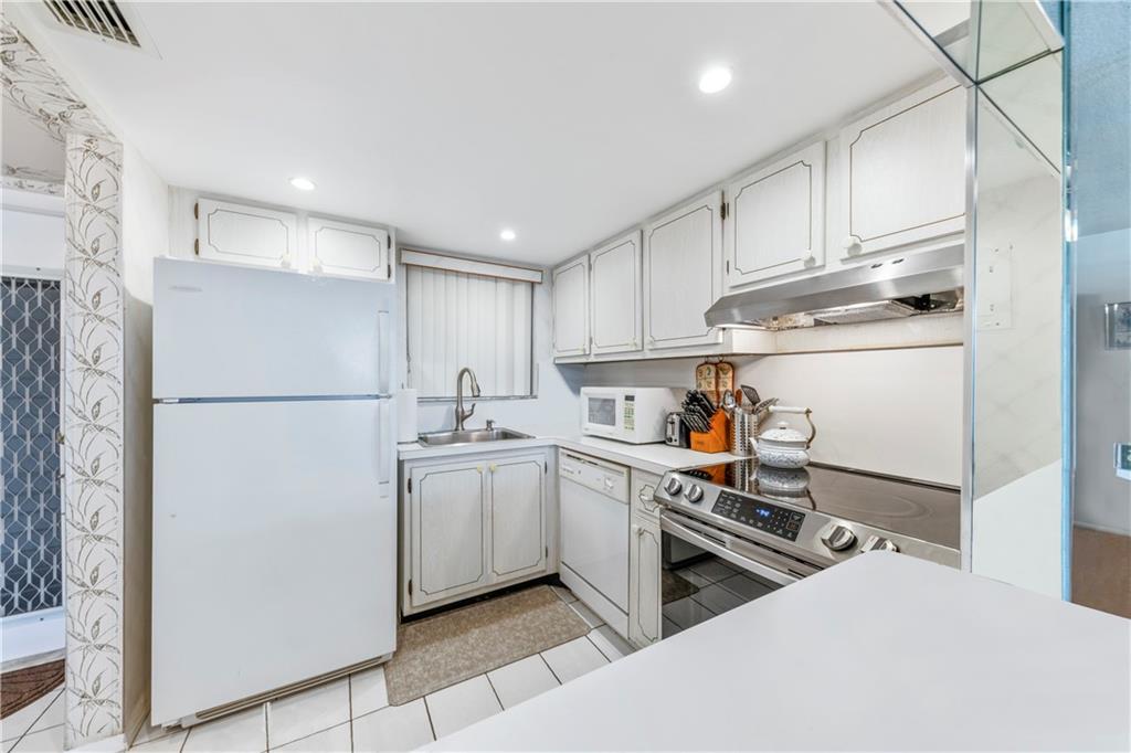 2831 E Sunrise Lakes Dr 106