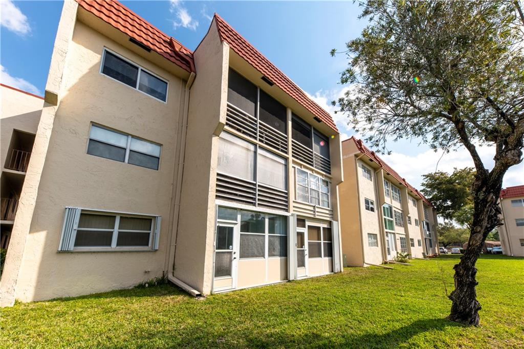 2831 E Sunrise Lakes Dr 106