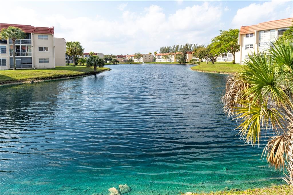 2831 E Sunrise Lakes Dr 106