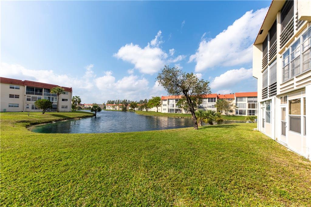 2831 E Sunrise Lakes Dr 106